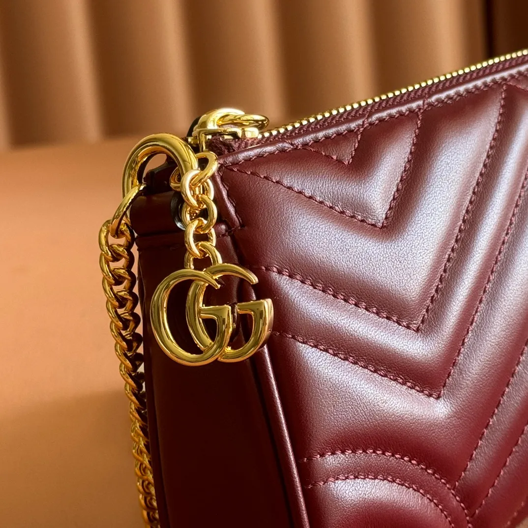 p900💋💋💋【Original leather configuration counter complete package】2025 autumn and winter series, this small shoulder bag adopts a soft yet stiff silhouette and is equipped with the logo double G zipper puller, highlighting the style of the GG Marmont series. The faceted chain shoulder strap is complemented by gold-tone hardware, and an interior calfskin flap pocket adds practicality. Black quilted V-shaped calfskin. Gold-tone hardware. Burgundy taffeta lining. Interior: calfskin leather flap pocket. Chain shoulder strap (23cm high). Zip fly with Double G puller. Ident.: 847589. Dimensions: 20cm (bottom width) x 18cm (top width) x 11cm (height) x 3.5cm (depth) Weight: about 0.1kg Color: burgundy full leather. Made in Italy