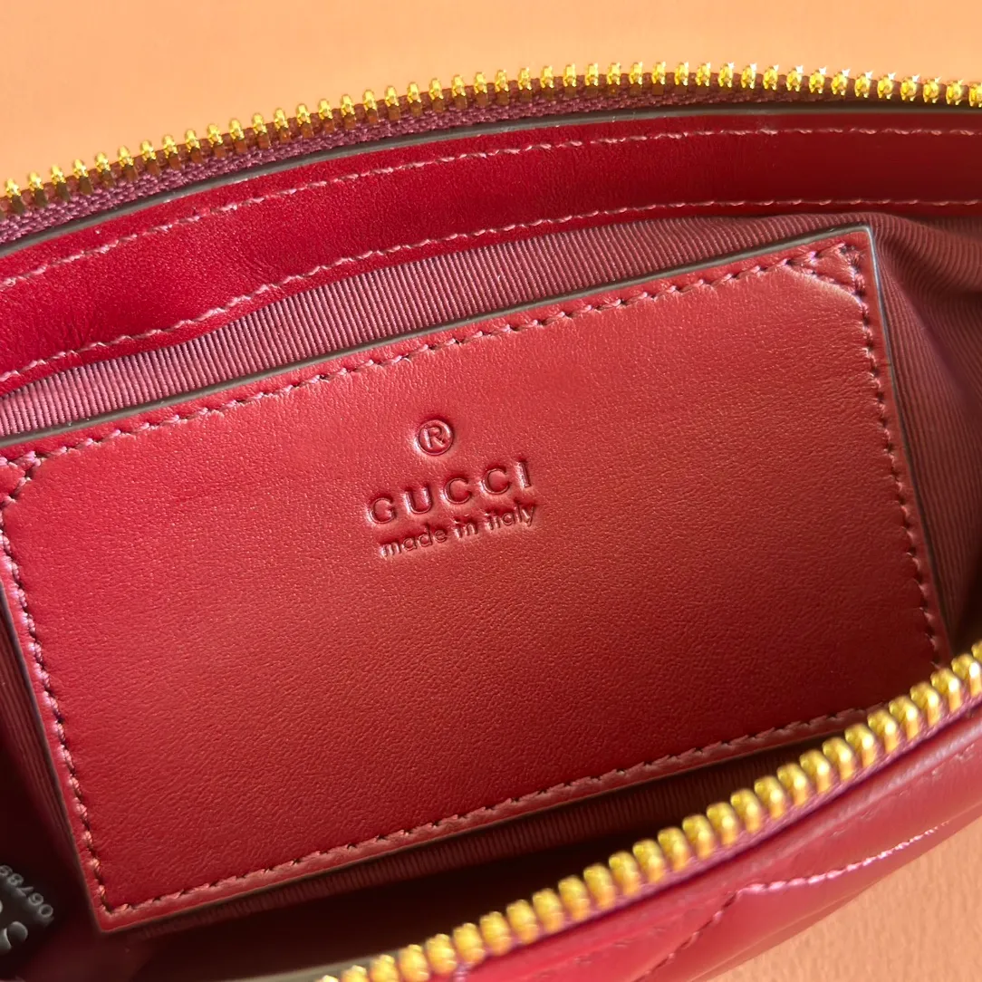 p900💋💋💋【Original leather configuration counter complete package】2025 autumn and winter series, this small shoulder bag adopts a soft yet stiff silhouette and is equipped with the logo double G zipper puller, highlighting the style of the GG Marmont series. The faceted chain shoulder strap is complemented by gold-tone hardware, and an interior calfskin flap pocket adds practicality. Black quilted V-shaped calfskin. Gold-tone hardware. Burgundy taffeta lining. Interior: calfskin leather flap pocket. Chain shoulder strap (23cm high). Zip fly with Double G puller. Ident.: 847589. Dimensions: 20cm (bottom width) x 18cm (top width) x 11cm (height) x 3.5cm (depth) Weight: about 0.1kg Color: burgundy full leather. Made in Italy