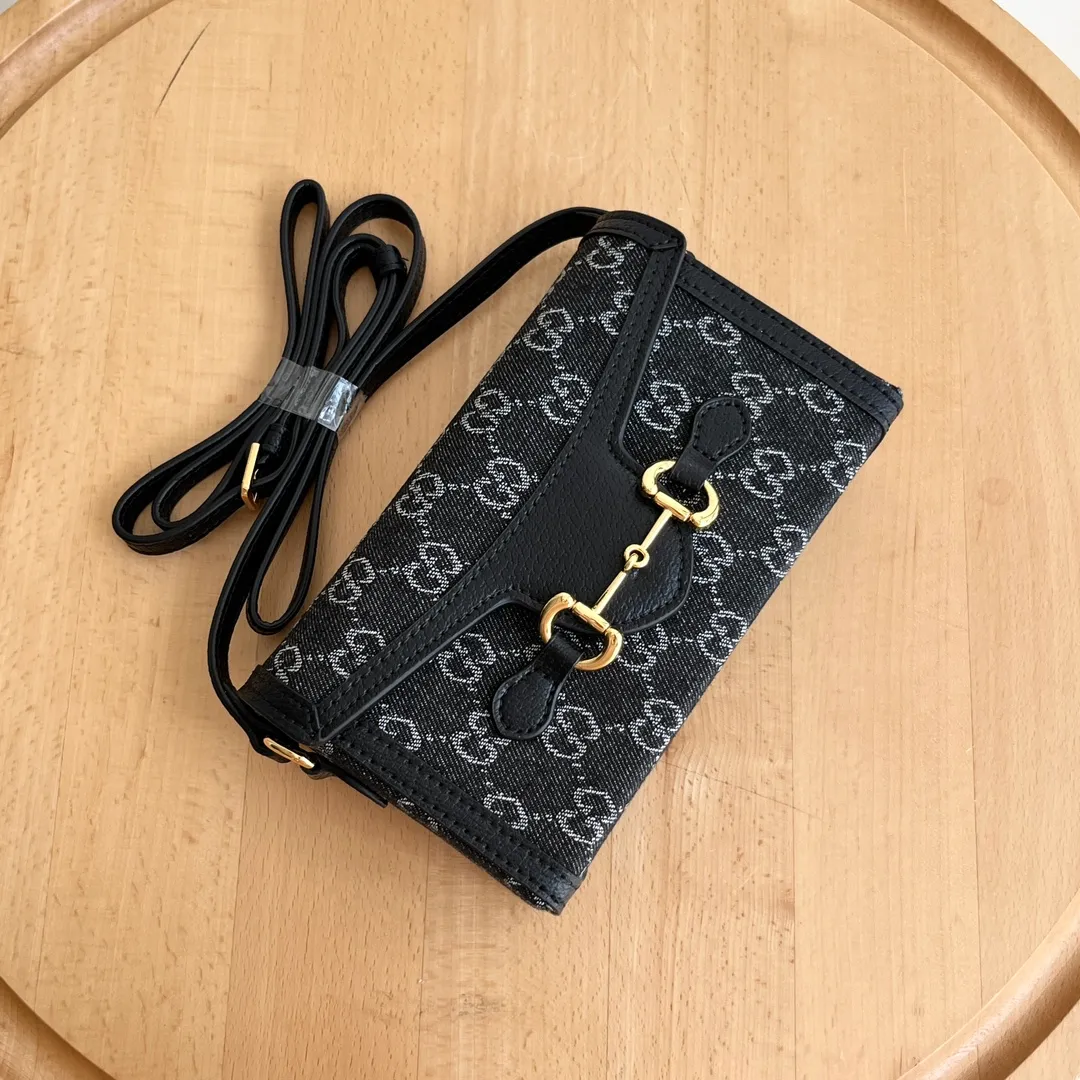 Actual shot #💰260 Model: 699296 black denim Size: 18x12x5cm 𝐆𝐮𝐜𝐜𝐢 𝟏𝟗𝟓𝟓 𝐇𝐨𝐫𝐬𝐞𝐛𝐢𝐭 𝐌𝐢𝐧𝐢 Another masterpiece in the Horsebit 1955 series! The horizontal mobile phone bag looks great too! It can be used for large-screen mobile phones. Compared with the vertical version, it may be more convenient to use~ It can be carried in spring, summer, autumn and winter without choosing an outfit👍