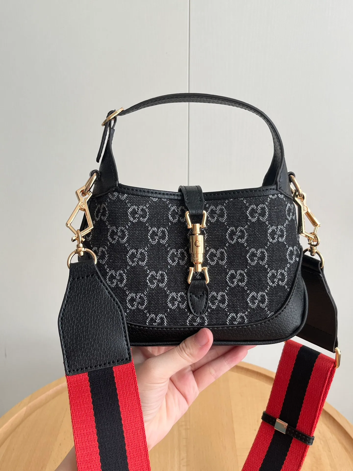 Actual shot #💰320 (double shoulder strap) Model: 685127 Small upgraded version Size: 19 x 13x 3cm.  Gucci UN3AG 1294 product details. Gucci's "Aria-Fashion Aria" series uses modern techniques to reinterpret classics. The Jackie 1961 series has launched a new rectangular tote bag with soft texture and flexible structure. The archive design is paired with logo details such as the all-over GG pattern and striped webbing, and exquisite accessories pay tribute to Gucci's heritage. This small bag is trimmed in black leather and features the collection's signature gold-toned push-lock hardware. Black and ivory GG denim jacquard. Black leather trim.
