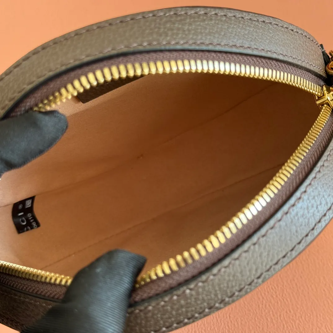 p920. 📣📣📣【Original leather with 🌈Full set of counter packaging】🔥🔥Ophida series GG round cake bag 550618# Size: 18*18*4.5cm This is a small round cake bag that cannot be avoided. Made with imported raw materials.. It is also a restored version at the counter. It is mini and cute and can meet the daily needs of girls. It can properly store the daily essentials of lipstick and powder. It comes with authentic packaging, allowing you to restore the original appearance of the original product whether it is a gift or for personal use..!