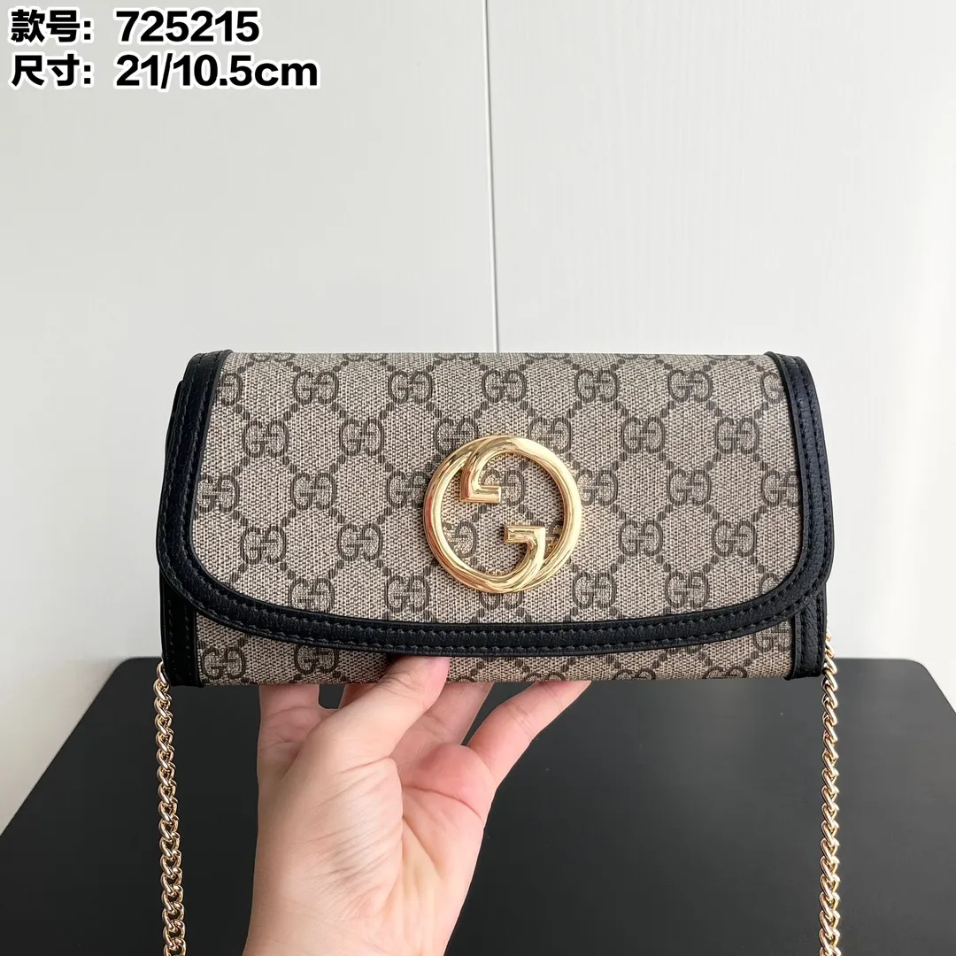 Actual shot #💰260 Model: 725215 Comes with box Size: 21x10.5cm I fell in love with Gucci Blondie at first sight. Second-hand bags have always been my favorite. They are super popular now, mainly because they are so beautiful! It can be worn as an armpit bag or as a cross-body carry. Depending on your mood, I find it very retro, fashionable and fascinating to carry it either way! Many colors to choose from, running quantity models