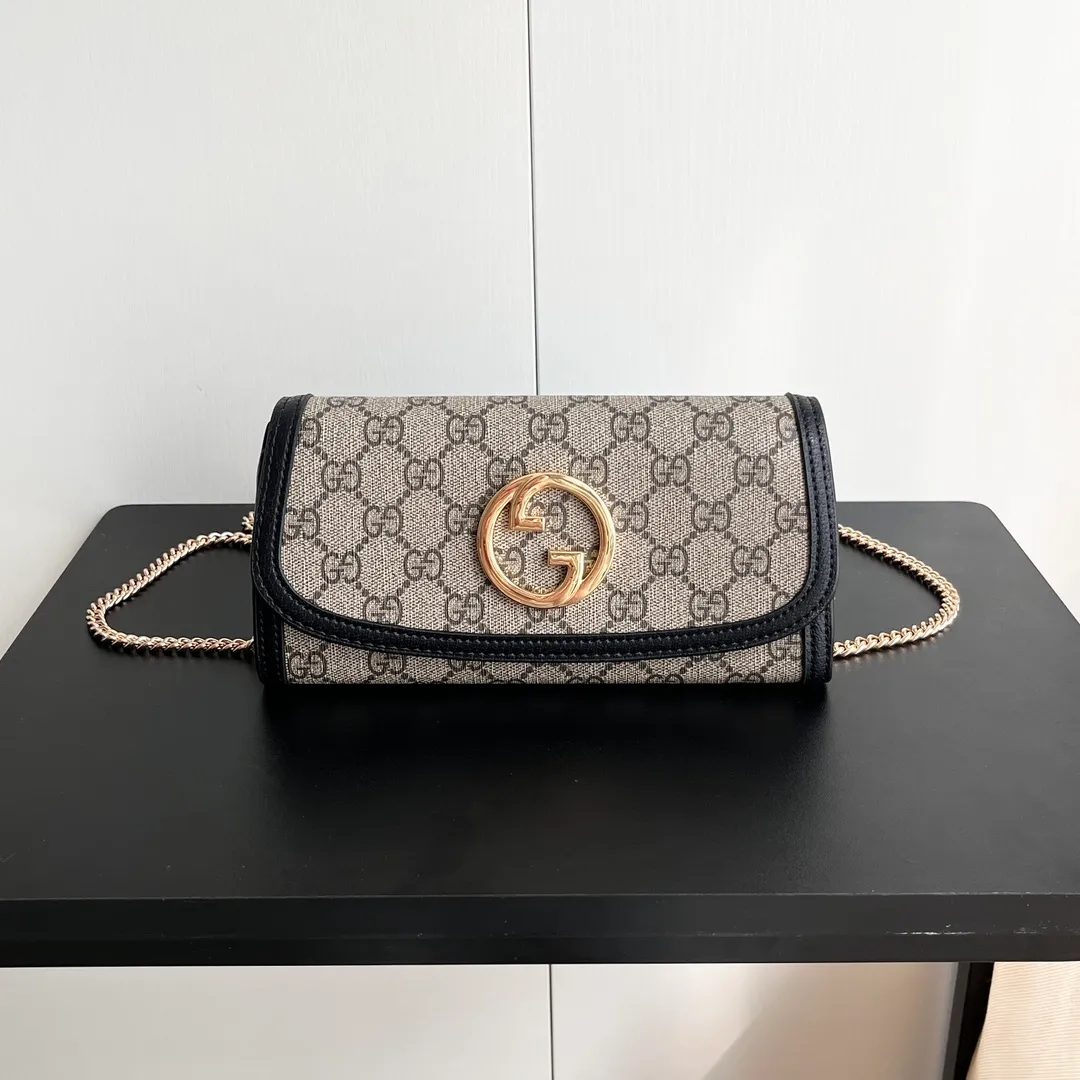 Actual shot #💰260 Model: 725215 Comes with box Size: 21x10.5cm I fell in love with Gucci Blondie at first sight. Second-hand bags have always been my favorite. They are super popular now, mainly because they are so beautiful! It can be worn as an armpit bag or as a cross-body carry. Depending on your mood, I find it very retro, fashionable and fascinating to carry it either way! Many colors to choose from, running quantity models