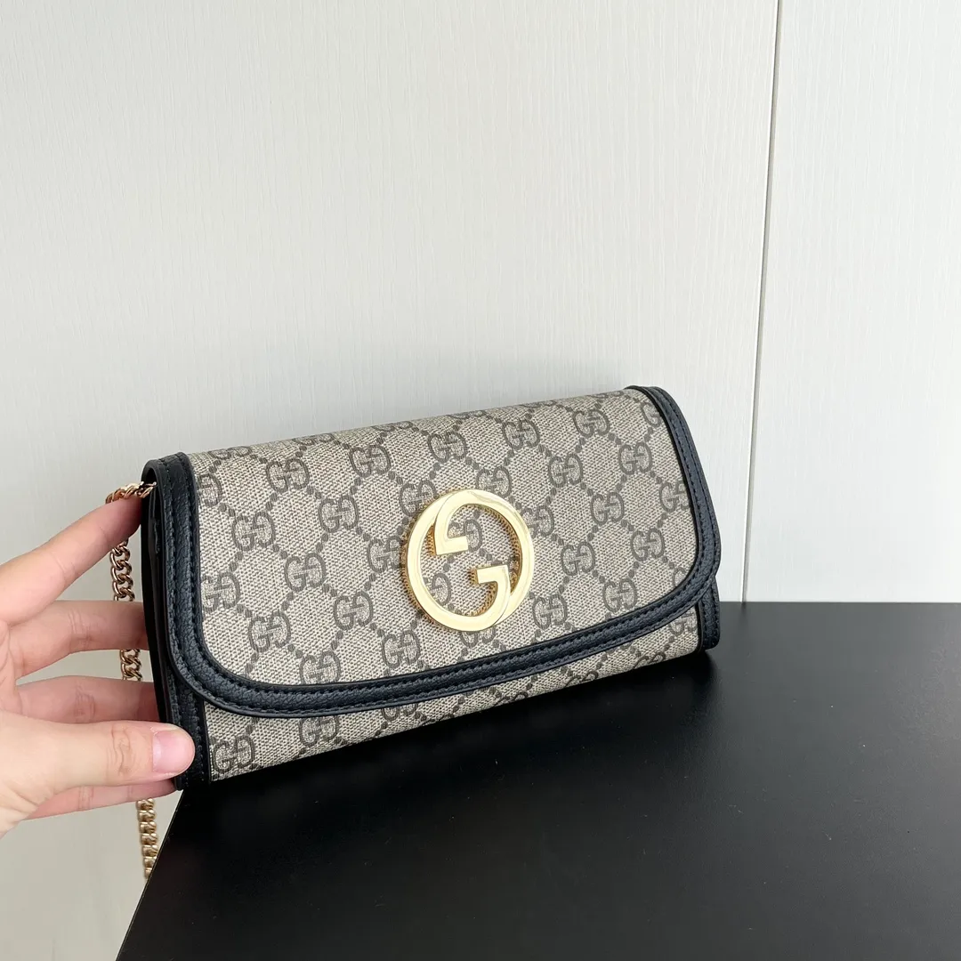 Actual shot #💰260 Model: 725215 Comes with box Size: 21x10.5cm I fell in love with Gucci Blondie at first sight. Second-hand bags have always been my favorite. They are super popular now, mainly because they are so beautiful! It can be worn as an armpit bag or as a cross-body carry. Depending on your mood, I find it very retro, fashionable and fascinating to carry it either way! Many colors to choose from, running quantity models