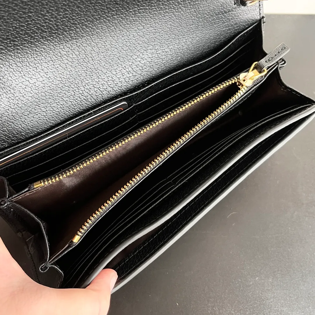 Actual shot #💰260 Model: 725215 Comes with box Size: 21x10.5cm I fell in love with Gucci Blondie at first sight. Second-hand bags have always been my favorite. They are super popular now, mainly because they are so beautiful! It can be worn as an armpit bag or as a cross-body carry. Depending on your mood, I find it very retro, fashionable and fascinating to carry it either way! Many colors to choose from, running quantity models