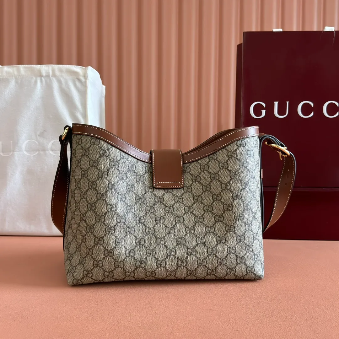p1120💋💋💋【Full set of packaging at the counter】The Padlock series has launched a variety of fashionable bags with various carrying methods, adding color to the 2025 early autumn series. This shoulder bag features a central compartment with a zip pocket and is lined with webbing, reminiscent of the brand's signature pattern. Beige and dark brown GG monogram coated fabric Brown leather trim Light gold tone hardware Red and green web cotton lining Interior: Middle compartment with zip pocket Adjustable shoulder strap (44 cm high) Padlock closure with leather keychain Ref.: 839021. Dimensions: 29 cm (width) x 23.5 cm (height) x 15.5 cm (depth) Weight: about 0.75 kg Color: Brown PVC/original leather. Made in Italy