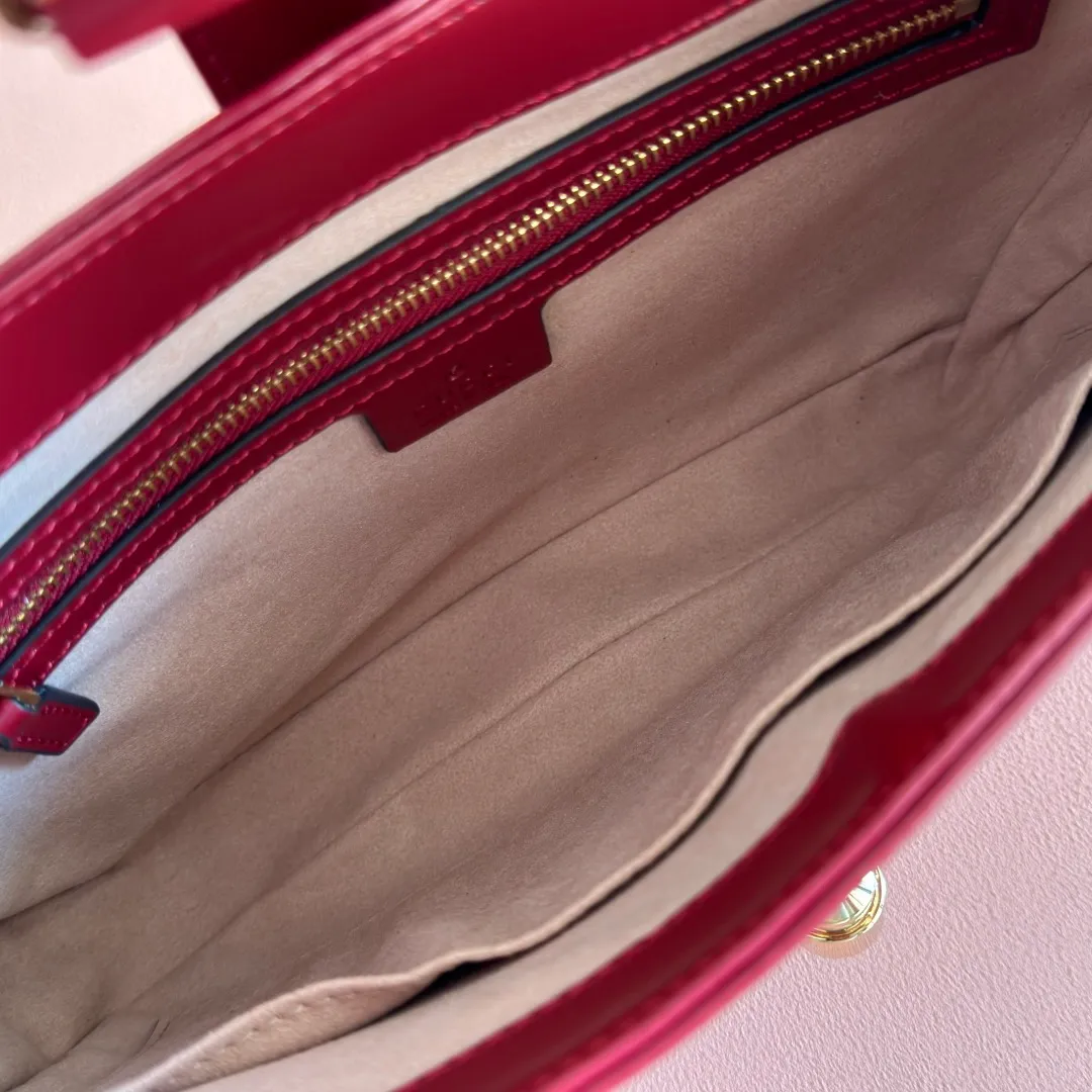 p1260. 📣📣📣 [Original leather with 🌈Full set of counter packaging]🔥🔥4040 catwalk style vintage armpit bag Jackie, it is predicted that it will be a popular one after the 1955 series. Many celebrities can't put it down, and their upper body is also super fashionable. Jackie was successfully defeated by the counter and appeared on the 2020 GUCC! The show generated a lot of discussion. This is the favorite bag of the former first lady of the United States, Jacqueline. In the 1960s and 1970s, she liked to carry Jackie handbags of different textures in public. This bag with a rather retro appearance is in line with the current two major trends of vintage and armpit bags. The conflict between old and fashionable is a wonderful existence. Style number: 636709, dimensions: width 28x height 19x side width 4.5.