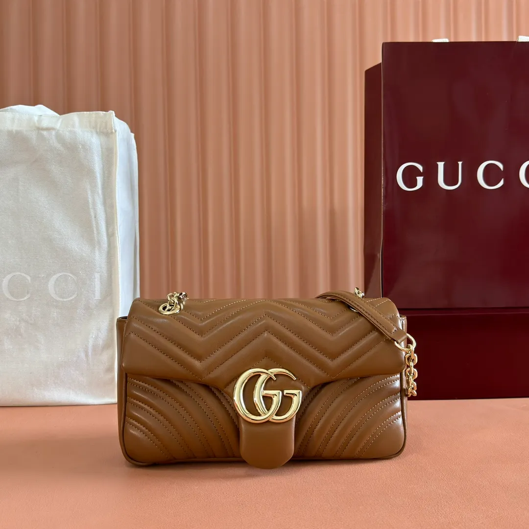 p1360💋💋💋【Full set of packaging at the counter】Imported original sheepskin pure copper hardware brand's iconic GG Marmont series is ingeniously integrated with double G styling accessories and faceted chain straps, and soft leather is selected to create a soft-lined bag shape. Simple and neat back pockets make medium and large bags more practical. Black V-shaped Matelassé sheepskin Light gold-tone hardware Gucci ankara red viscose lining Double G Interior: One zipped pocket External: One open pocket Sliding chain strap that can be used as a shoulder strap (56 cm high) Spring-buckle flap Ident: 837267. Dimensions: 26cm (width) x 15cm (height) x 7cm (depth) Weight: about 0.65kg Color: brown full leather/original leather. Made in Italy