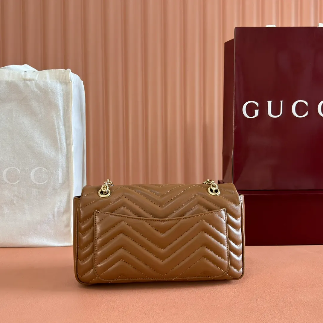 p1360💋💋💋【Full set of packaging at the counter】Imported original sheepskin pure copper hardware brand's iconic GG Marmont series is ingeniously integrated with double G styling accessories and faceted chain straps, and soft leather is selected to create a soft-lined bag shape. Simple and neat back pockets make medium and large bags more practical. Black V-shaped Matelassé sheepskin Light gold-tone hardware Gucci ankara red viscose lining Double G Interior: One zipped pocket External: One open pocket Sliding chain strap that can be used as a shoulder strap (56 cm high) Spring-buckle flap Ident: 837267. Dimensions: 26cm (width) x 15cm (height) x 7cm (depth) Weight: about 0.65kg Color: brown full leather/original leather. Made in Italy