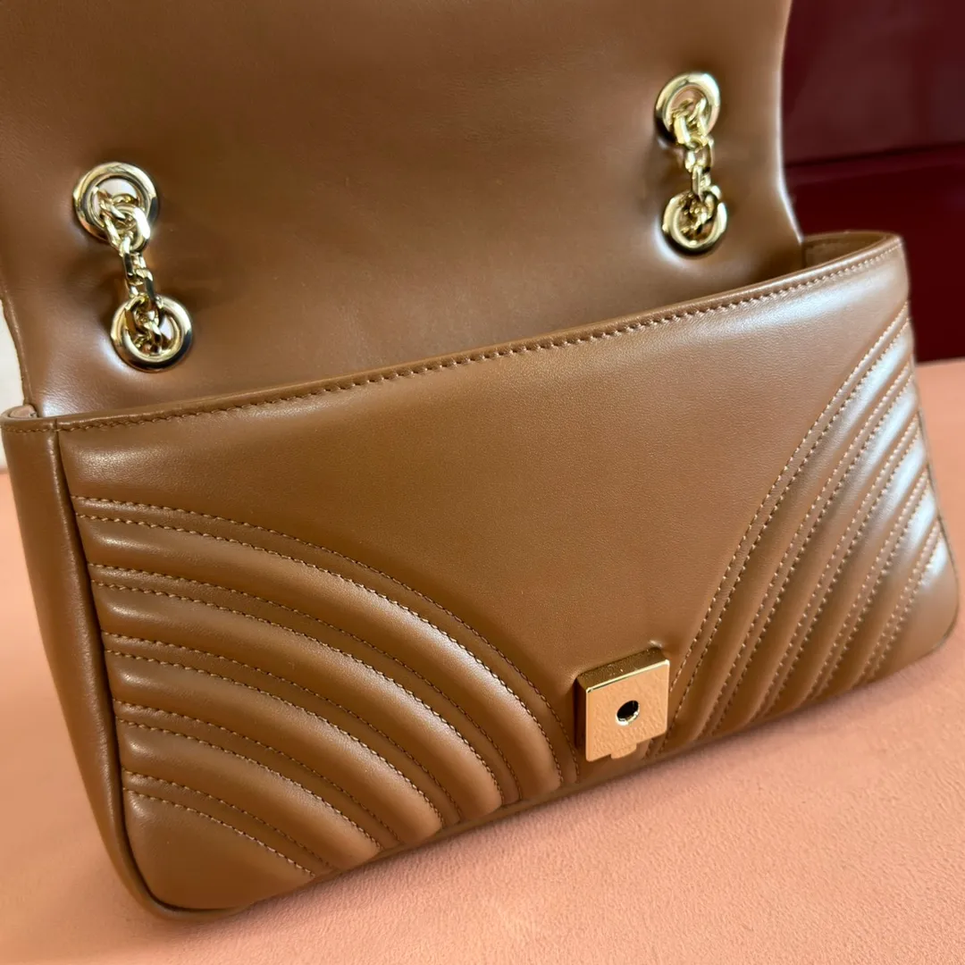 p1360💋💋💋【Full set of packaging at the counter】Imported original sheepskin pure copper hardware brand's iconic GG Marmont series is ingeniously integrated with double G styling accessories and faceted chain straps, and soft leather is selected to create a soft-lined bag shape. Simple and neat back pockets make medium and large bags more practical. Black V-shaped Matelassé sheepskin Light gold-tone hardware Gucci ankara red viscose lining Double G Interior: One zipped pocket External: One open pocket Sliding chain strap that can be used as a shoulder strap (56 cm high) Spring-buckle flap Ident: 837267. Dimensions: 26cm (width) x 15cm (height) x 7cm (depth) Weight: about 0.65kg Color: brown full leather/original leather. Made in Italy