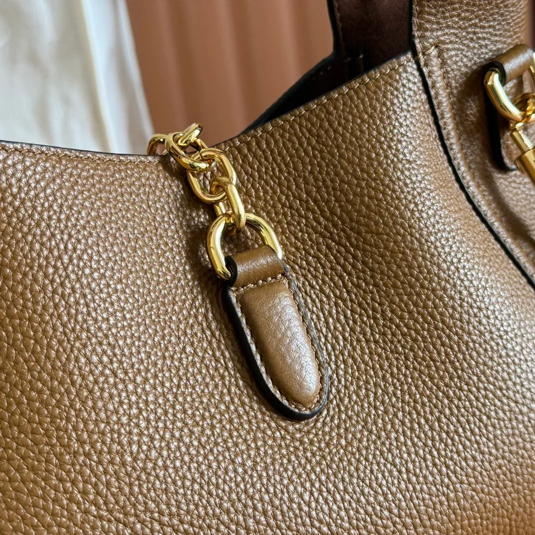p1320. 💋💋💋【Full set of packaging at the counter】This Gucci Softbit series shoulder bag is ingeniously integrated with the brand's classic equestrian style accessories in the shape of a large half-horse bit. Black grained calf leather Light gold tone hardware Brown microfiber lining Half horsebit closure Holds iPhone Pro Max/Plus, Airpods, long wallet and lipstick Handle height: 15 cm Magnetic closure Model number: 837333. Dimensions: 27.5cm (width) x 21cm (height) x 16cm (depth) Weight: approx. 0.6kg Color: brown full leather/original leather. Made in Italy