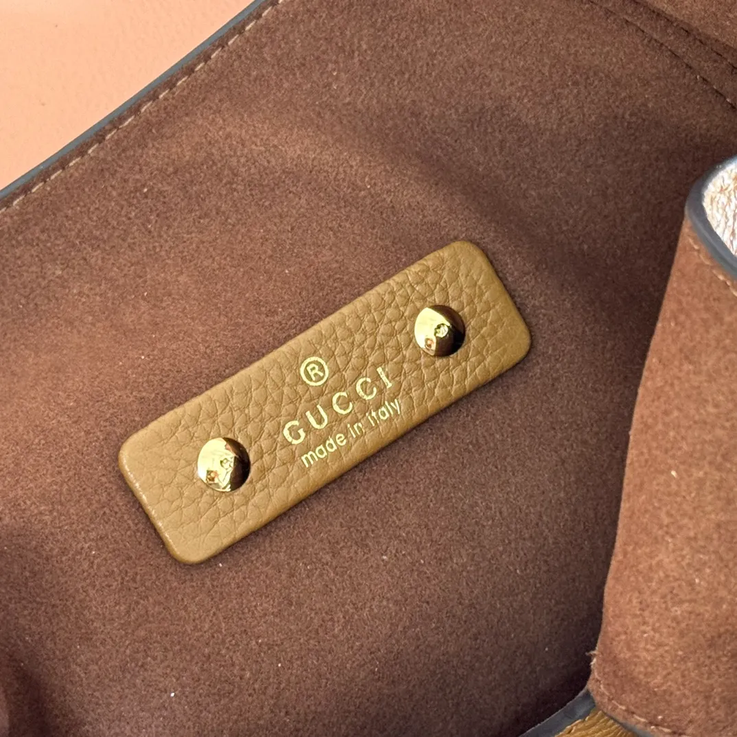 p1320. 💋💋💋【Full set of packaging at the counter】This Gucci Softbit series shoulder bag is ingeniously integrated with the brand's classic equestrian style accessories in the shape of a large half-horse bit. Black grained calf leather Light gold tone hardware Brown microfiber lining Half horsebit closure Holds iPhone Pro Max/Plus, Airpods, long wallet and lipstick Handle height: 15 cm Magnetic closure Model number: 837333. Dimensions: 27.5cm (width) x 21cm (height) x 16cm (depth) Weight: approx. 0.6kg Color: brown full leather/original leather. Made in Italy