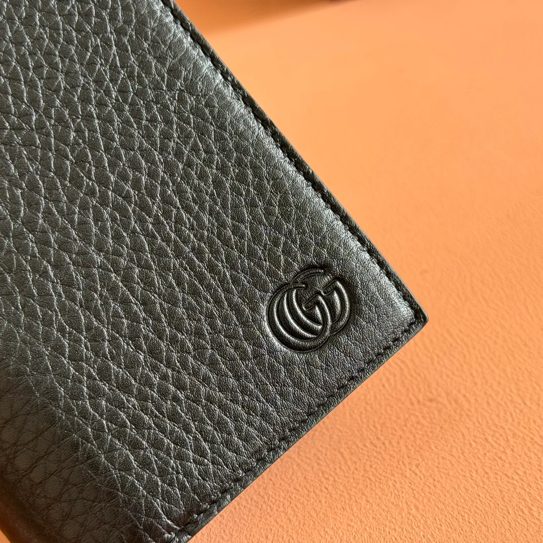 p460💋💋💋. ‼ ️【With full set of original green box packaging】Wallet with GG details. Gucci's small leather accessories push the boundaries of design, constantly reinterpreting classic pieces in a personalized way. This men's wallet combines the classic GG SupremGG accessories to create a modern and stylish accessory. Beige and ebony GG Supreme canvas, yellow leather trim, brass hardware with yellow ceramic-effect finish, moire fabric lining GG detail, interior: card compartment, coin pocket, 1 bill compartment. Model: 795331.                                      Dimensions: 10cm (width) x 19cm (height) Color: black/full leather. Made in Italy