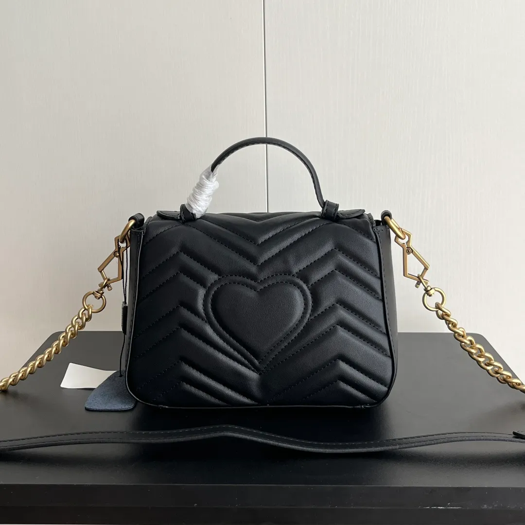 Actual shot #💰340 Style number: 547260 Size: 21*15.5*8cm GG Marmont mini messenger bag is still in the limelight this year. The iconic double G logo carries Gucci’s literary and romantic story. The new mini series is a vivid interpretation of retro and gorgeousness. It is so cute ~ Handheld ✅ One shoulder ✅ Crossbody✅