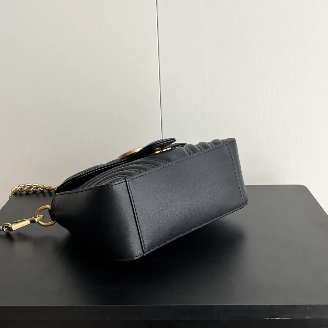 Actual shot #💰340 Style number: 547260 Size: 21*15.5*8cm GG Marmont mini messenger bag is still in the limelight this year. The iconic double G logo carries Gucci’s literary and romantic story. The new mini series is a vivid interpretation of retro and gorgeousness. It is so cute ~ Handheld ✅ One shoulder ✅ Crossbody✅