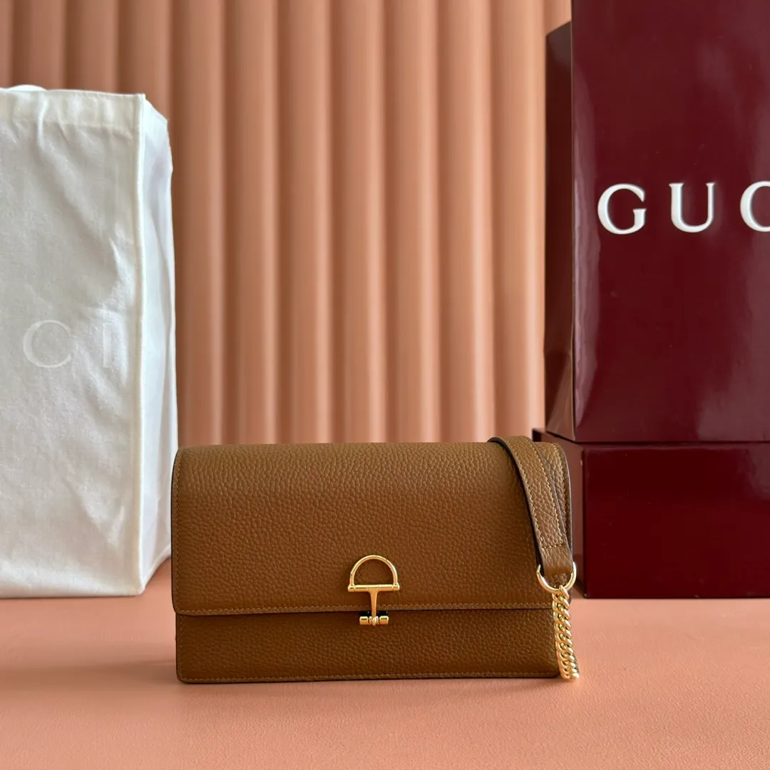 p720💋💋💋"With full set of original counter packaging" [New product] This Gucci Softbit series shoulder bag is ingeniously integrated with the brand's classic equestrian style accessories in the shape of a large half-horse bit. Black grained cow leather. Light gold-tone hardware. Black microfiber lining. Half horsebit buckle. Ident.: 837373. Dimensions: 20x13x6cm.