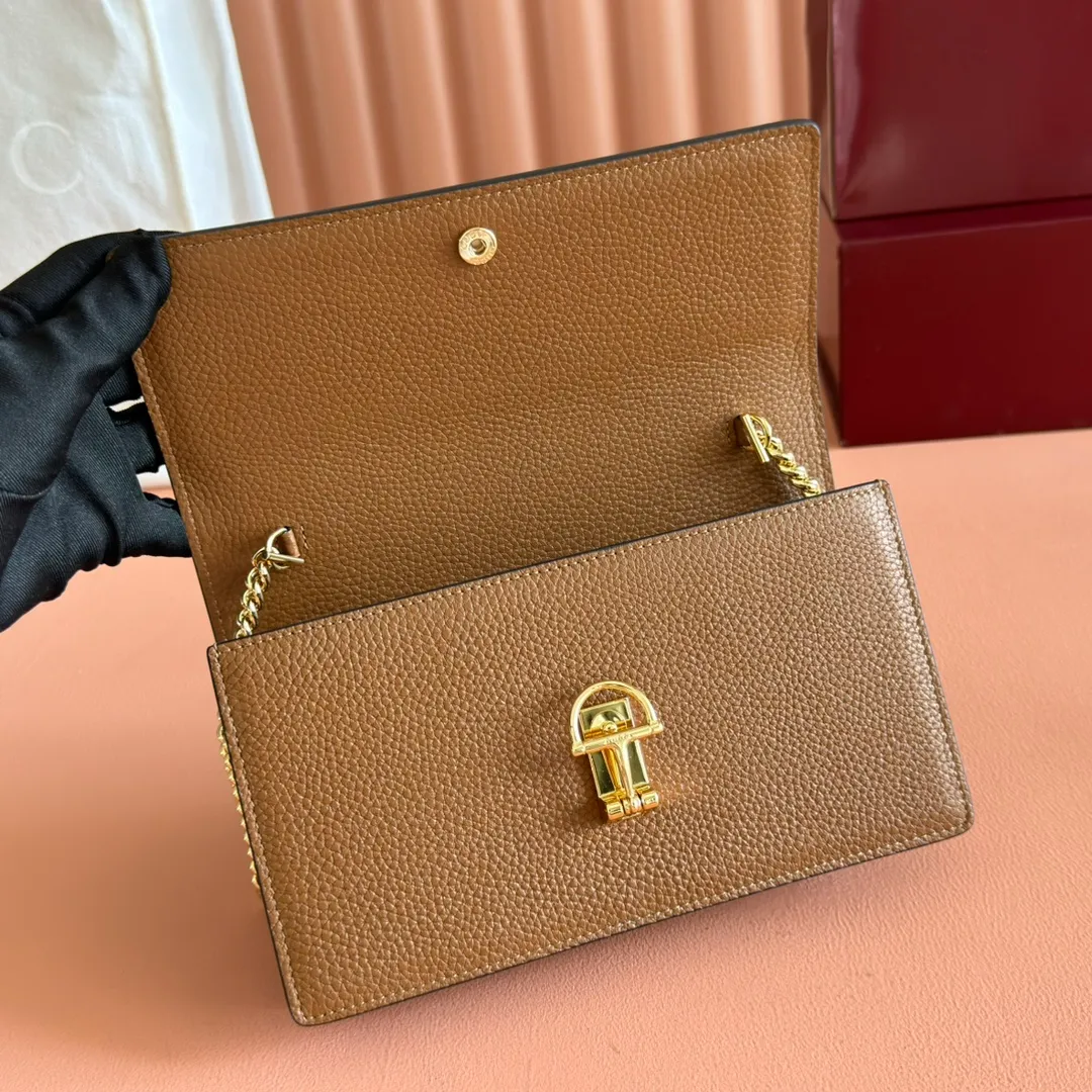 p720💋💋💋"With full set of original counter packaging" [New product] This Gucci Softbit series shoulder bag is ingeniously integrated with the brand's classic equestrian style accessories in the shape of a large half-horse bit. Black grained cow leather. Light gold-tone hardware. Black microfiber lining. Half horsebit buckle. Ident.: 837373. Dimensions: 20x13x6cm.