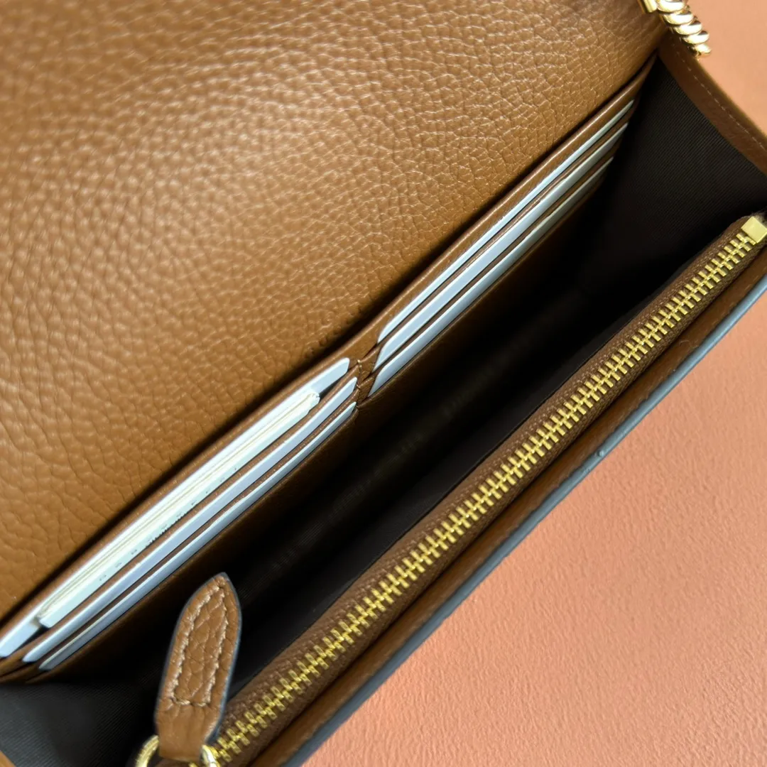 p720💋💋💋"With full set of original counter packaging" [New product] This Gucci Softbit series shoulder bag is ingeniously integrated with the brand's classic equestrian style accessories in the shape of a large half-horse bit. Black grained cow leather. Light gold-tone hardware. Black microfiber lining. Half horsebit buckle. Ident.: 837373. Dimensions: 20x13x6cm.