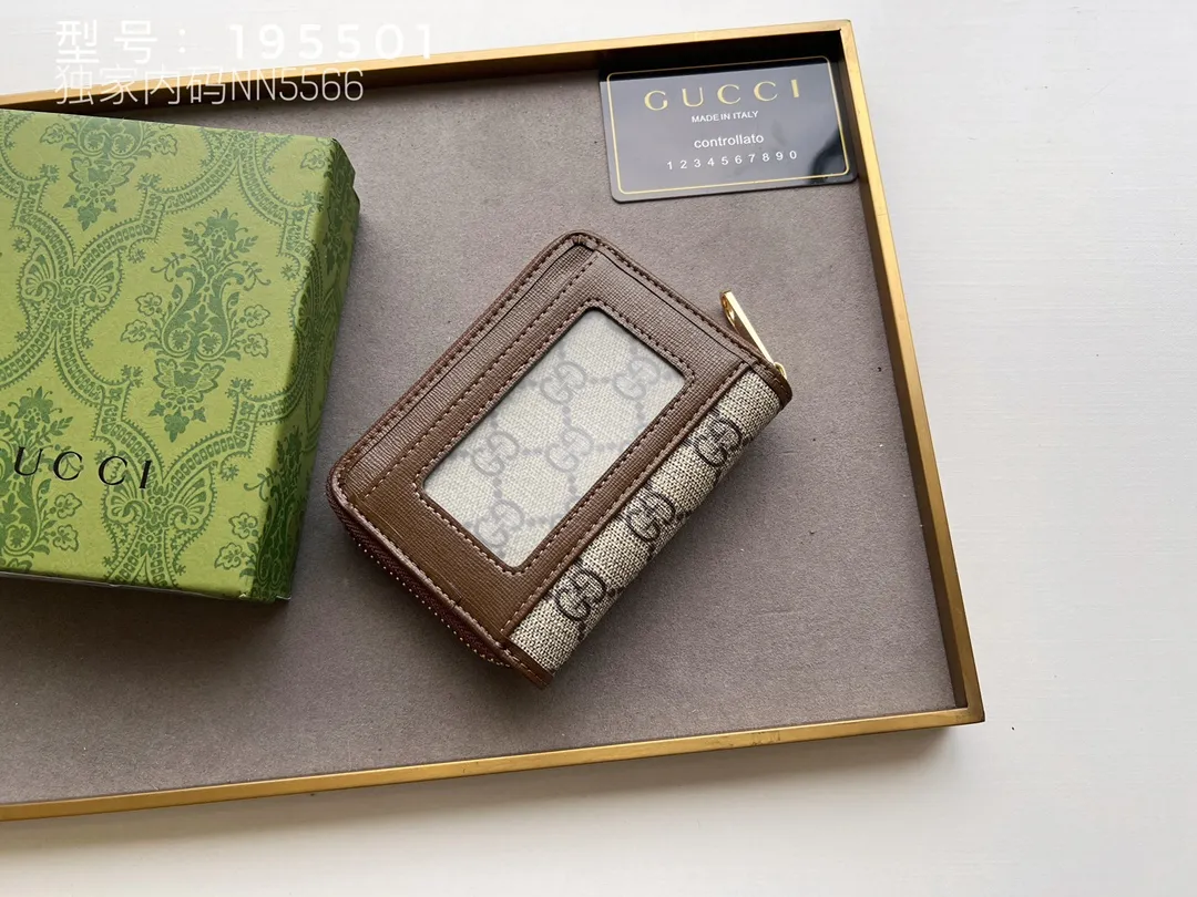 💰140 Top Original 💎 Spring/Summer Series# Newly launched this Gucci 1955 horsebit card holder made of GG Supreme high-grade artificial canvas and brown leather. This series adopts the same double-ring and long strip design as the handbags. This detail is inspired by the brand’s equestrian roots. It is one of Gucci’s classic heritage and one of the brand’s most representative symbolic elements. Model: 195501 Size: 11.5x8.5x3