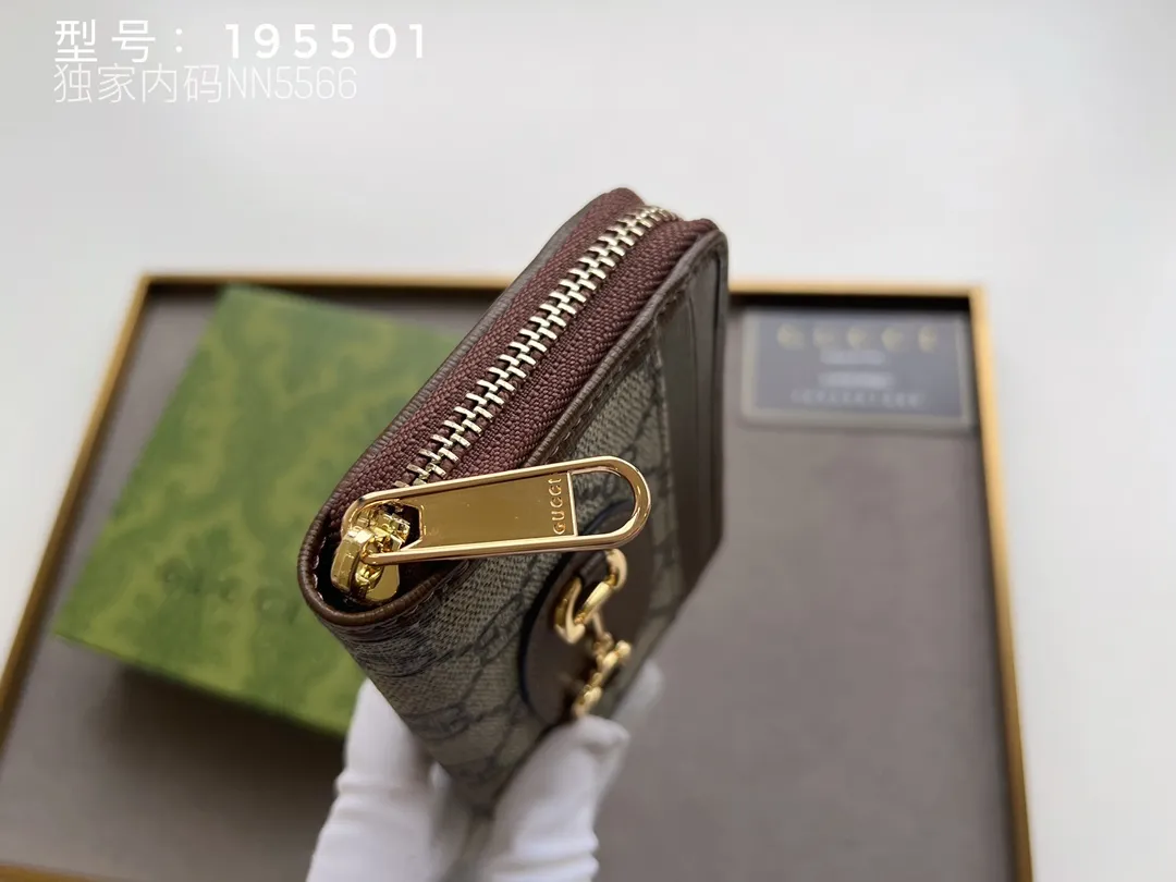 💰140 Top Original 💎 Spring/Summer Series# Newly launched this Gucci 1955 horsebit card holder made of GG Supreme high-grade artificial canvas and brown leather. This series adopts the same double-ring and long strip design as the handbags. This detail is inspired by the brand’s equestrian roots. It is one of Gucci’s classic heritage and one of the brand’s most representative symbolic elements. Model: 195501 Size: 11.5x8.5x3
