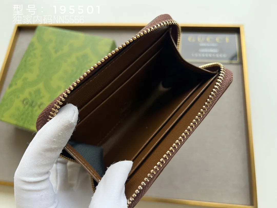 💰140 Top Original 💎 Spring/Summer Series# Newly launched this Gucci 1955 horsebit card holder made of GG Supreme high-grade artificial canvas and brown leather. This series adopts the same double-ring and long strip design as the handbags. This detail is inspired by the brand’s equestrian roots. It is one of Gucci’s classic heritage and one of the brand’s most representative symbolic elements. Model: 195501 Size: 11.5x8.5x3