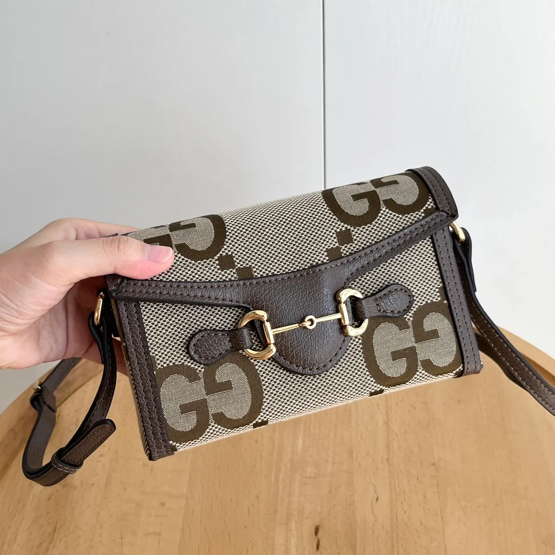 Actual shot #💰260 Model: 699296 large g Size: 18x12x5cm 𝐆𝐮𝐜𝐜𝐢 𝟏𝟗𝟓𝟓 𝐇𝐨𝐫𝐬𝐞𝐛𝐢𝐭 𝐌𝐢𝐧𝐢 Another masterpiece in the Horsebit 1955 series! The horizontal mobile phone bag looks great too! It can be used for large-screen mobile phones. Compared with the vertical version, it may be more convenient to use~ It can be carried in spring, summer, autumn and winter without choosing an outfit👍