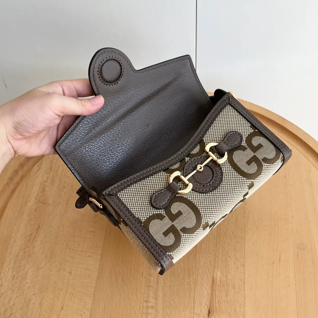 Actual shot #💰260 Model: 699296 large g Size: 18x12x5cm 𝐆𝐮𝐜𝐜𝐢 𝟏𝟗𝟓𝟓 𝐇𝐨𝐫𝐬𝐞𝐛𝐢𝐭 𝐌𝐢𝐧𝐢 Another masterpiece in the Horsebit 1955 series! The horizontal mobile phone bag looks great too! It can be used for large-screen mobile phones. Compared with the vertical version, it may be more convenient to use~ It can be carried in spring, summer, autumn and winter without choosing an outfit👍