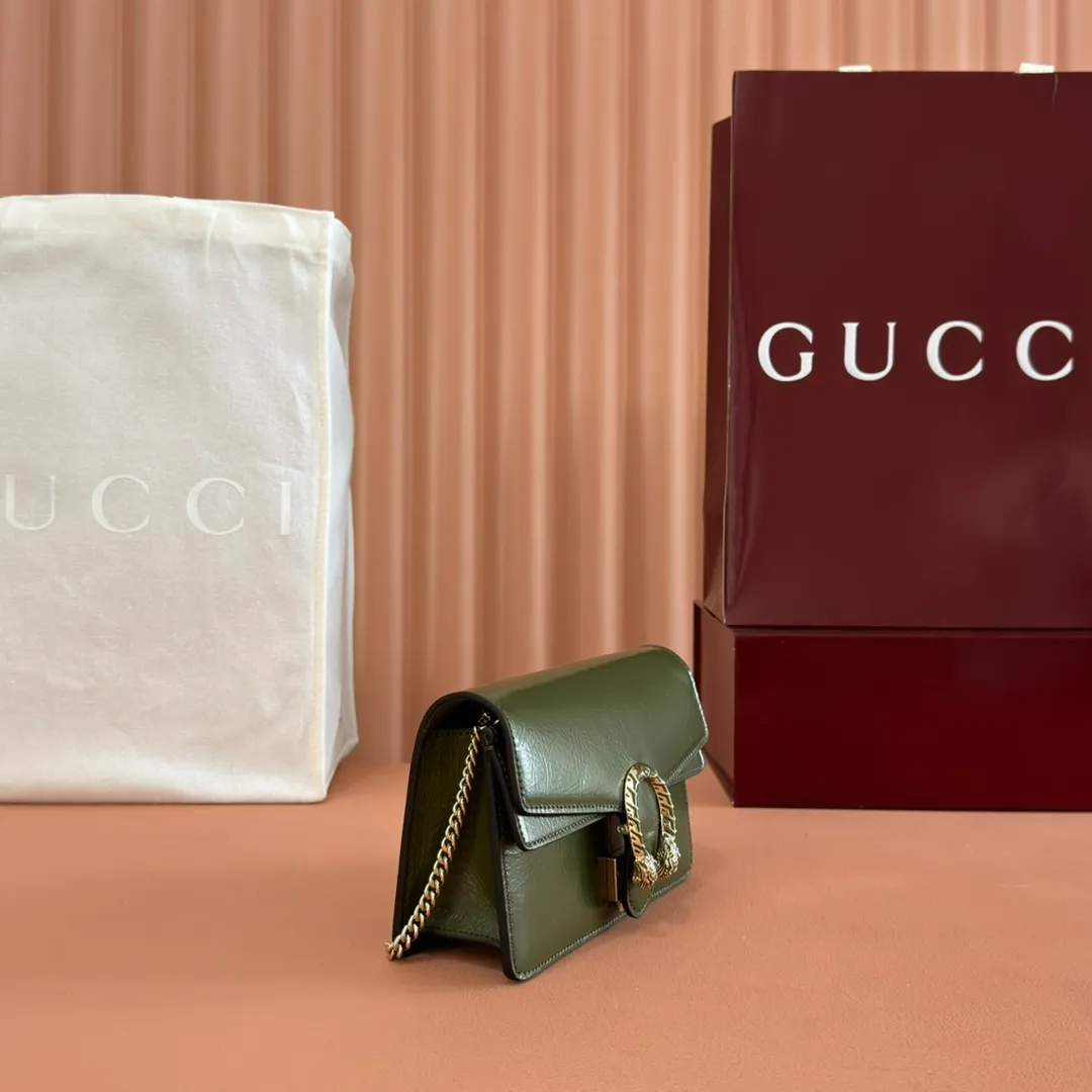 p800. 💋💋💋"With full set of original counter packaging" [New product] This mini shoulder bag is made of patent leather. It has a crisp shape, appropriate depth, elegant and generous, beautiful and practical. The light gold-toned chain strap offers a variety of styling options and can be worn over the shoulder or as an accessory. Forest green patent leather Light gold tone hardware Forest green suede lining 1 external pocket Chain shoulder strap (53cm high) Button closure Ident: 837370. Dimensions: 17.5cm (W) x 11cm (H) x 6.5cm (3.5cm) (D) Weight: Approx. 0.351kg Colour: Forest green patent leather. Made in Italy