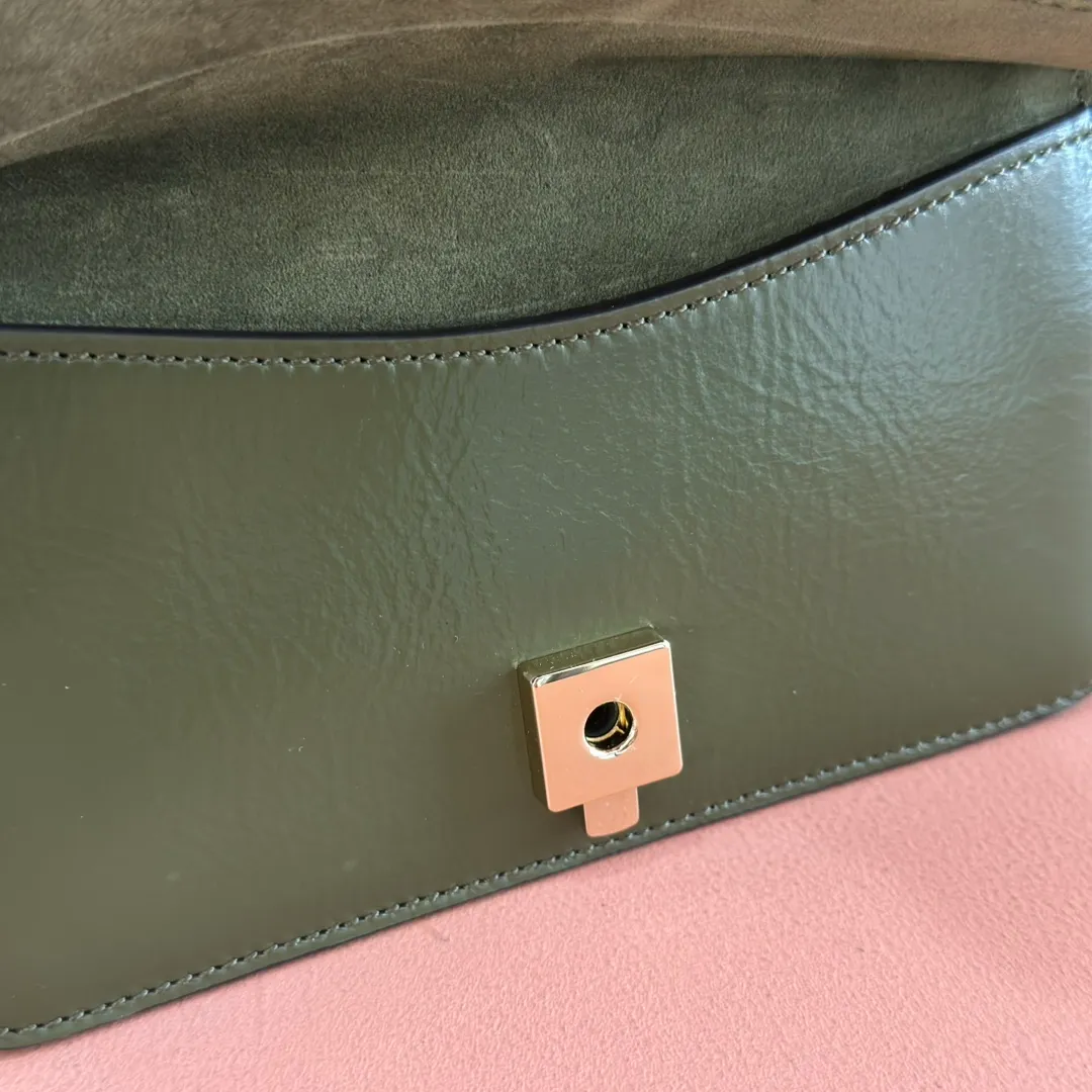 p800. 💋💋💋"With full set of original counter packaging" [New product] This mini shoulder bag is made of patent leather. It has a crisp shape, appropriate depth, elegant and generous, beautiful and practical. The light gold-toned chain strap offers a variety of styling options and can be worn over the shoulder or as an accessory. Forest green patent leather Light gold tone hardware Forest green suede lining 1 external pocket Chain shoulder strap (53cm high) Button closure Ident: 837370. Dimensions: 17.5cm (W) x 11cm (H) x 6.5cm (3.5cm) (D) Weight: Approx. 0.351kg Colour: Forest green patent leather. Made in Italy
