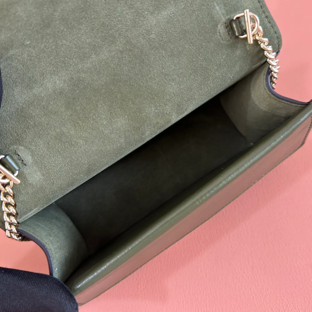 p800. 💋💋💋"With full set of original counter packaging" [New product] This mini shoulder bag is made of patent leather. It has a crisp shape, appropriate depth, elegant and generous, beautiful and practical. The light gold-toned chain strap offers a variety of styling options and can be worn over the shoulder or as an accessory. Forest green patent leather Light gold tone hardware Forest green suede lining 1 external pocket Chain shoulder strap (53cm high) Button closure Ident: 837370. Dimensions: 17.5cm (W) x 11cm (H) x 6.5cm (3.5cm) (D) Weight: Approx. 0.351kg Colour: Forest green patent leather. Made in Italy