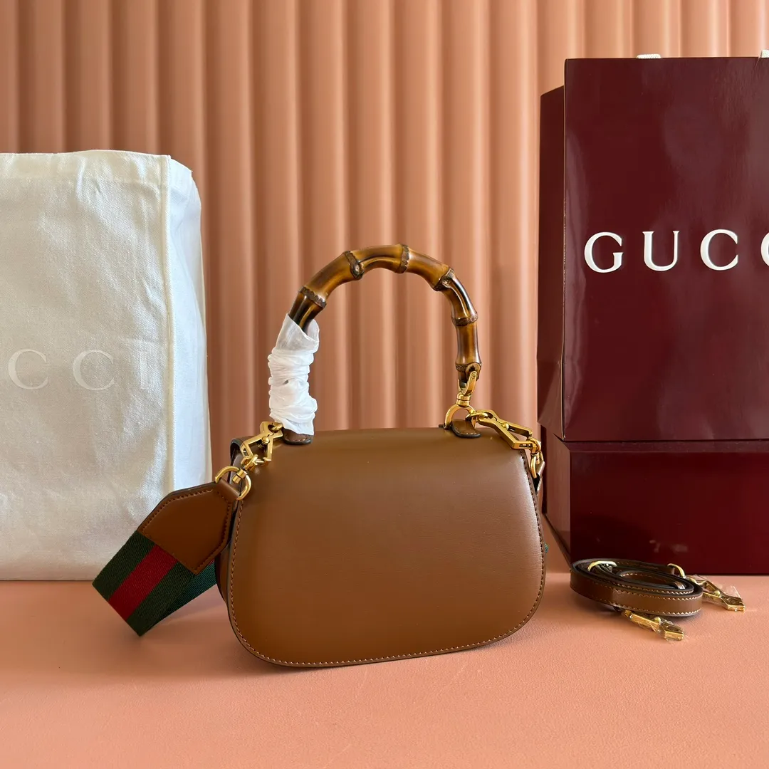 p1660. 💋💋💋【Original leather accessories🌈 Equipped with full counter packaging】🔥🔥The bamboo knot symbolizes Gucci’s endless design heritage. The bamboo handles on this bag are bent into shape by the flames. This craft originated from Florentine craftsmen in the post-World War II period. The handbag is made of green leather and equipped with a detachable webbing shoulder strap, creating a variety of carrying options that can be carried on the shoulder or in the hand. Gucci's "Aria-Fashion Aria" series focuses on practical and versatile designs, using diverse ways of wearing to interpret timeless classic items. Green leather, antique gold-toned bamboo accessories, red and blue webbing, style number: 675797, small size: 21x 15x 7cm.