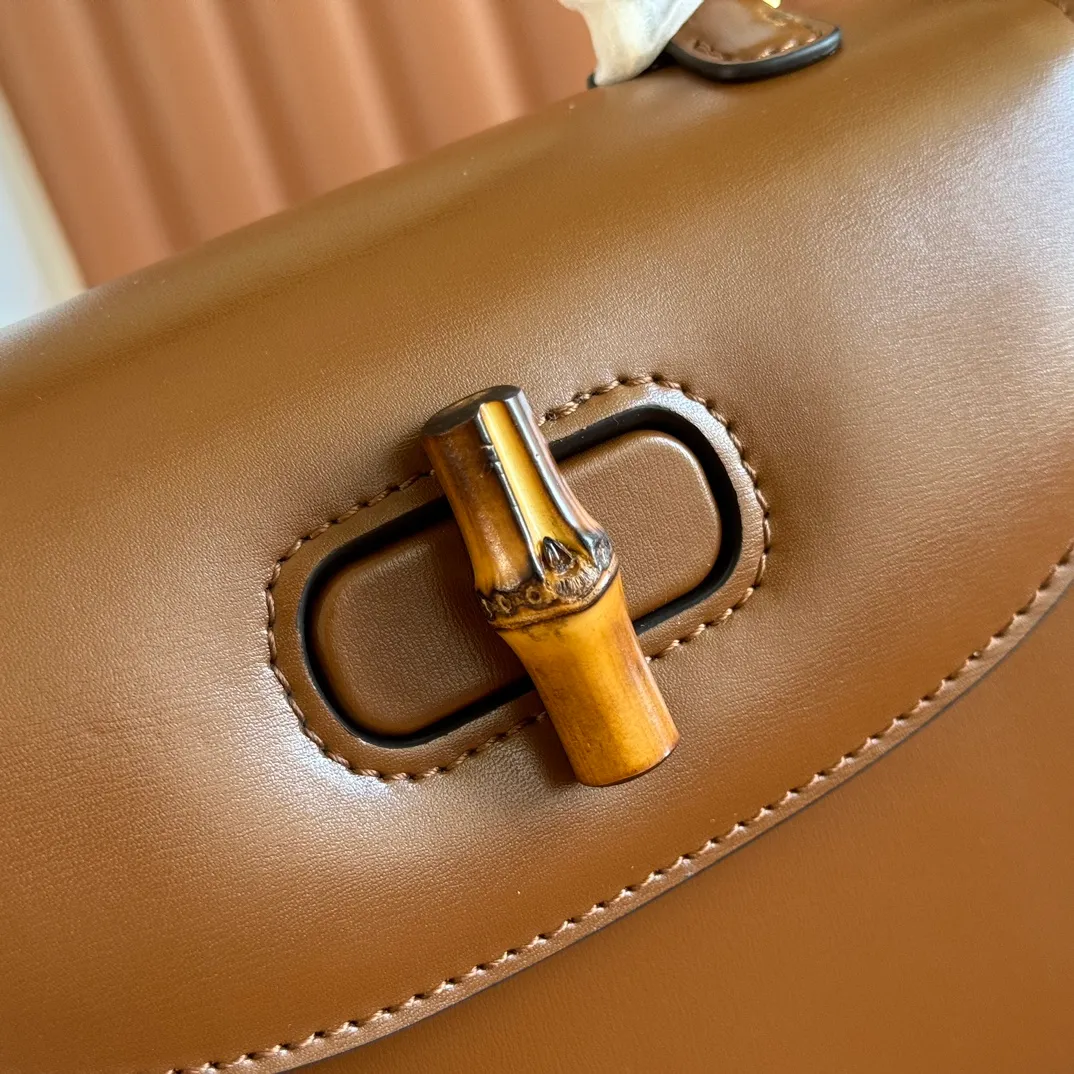 p1660. 💋💋💋【Original leather accessories🌈 Equipped with full counter packaging】🔥🔥The bamboo knot symbolizes Gucci’s endless design heritage. The bamboo handles on this bag are bent into shape by the flames. This craft originated from Florentine craftsmen in the post-World War II period. The handbag is made of green leather and equipped with a detachable webbing shoulder strap, creating a variety of carrying options that can be carried on the shoulder or in the hand. Gucci's "Aria-Fashion Aria" series focuses on practical and versatile designs, using diverse ways of wearing to interpret timeless classic items. Green leather, antique gold-toned bamboo accessories, red and blue webbing, style number: 675797, small size: 21x 15x 7cm.
