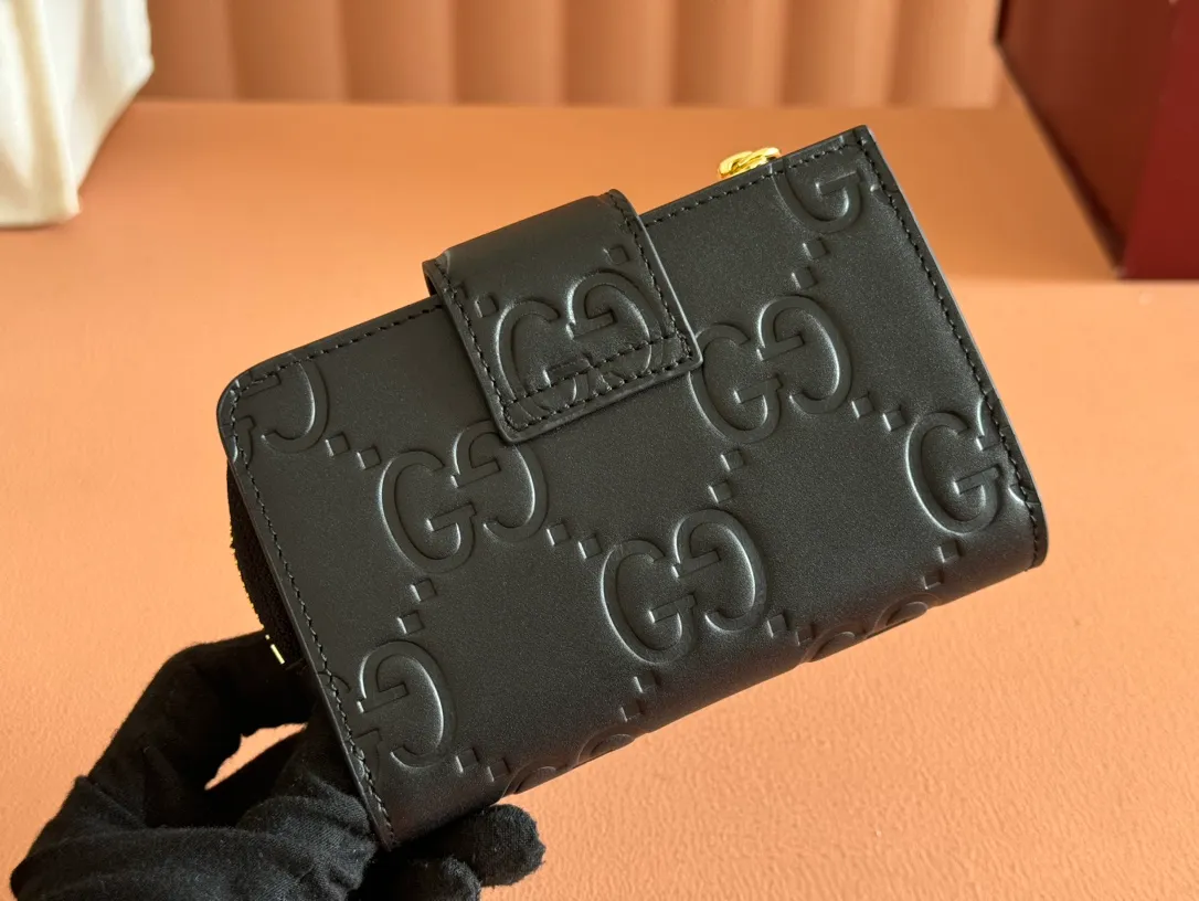 p520. 💋💋💋《With full set of original green box packaging》‼ ️【New Style】Gucci’s classic GG pattern with rich texture and gloss is used for this elegant black short card holder! Inject a different style. Black GG cowhide, antique gold-tone metal buttons. Model: 790131. Dimensions: 13(L) x 8.5(W) x 2(D) Color: Black/Full Leather. Made in Italy