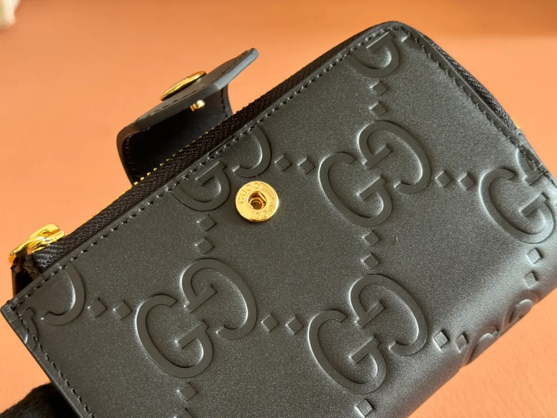 p520. 💋💋💋《With full set of original green box packaging》‼ ️【New Style】Gucci’s classic GG pattern with rich texture and gloss is used for this elegant black short card holder! Inject a different style. Black GG cowhide, antique gold-tone metal buttons. Model: 790131. Dimensions: 13(L) x 8.5(W) x 2(D) Color: Black/Full Leather. Made in Italy
