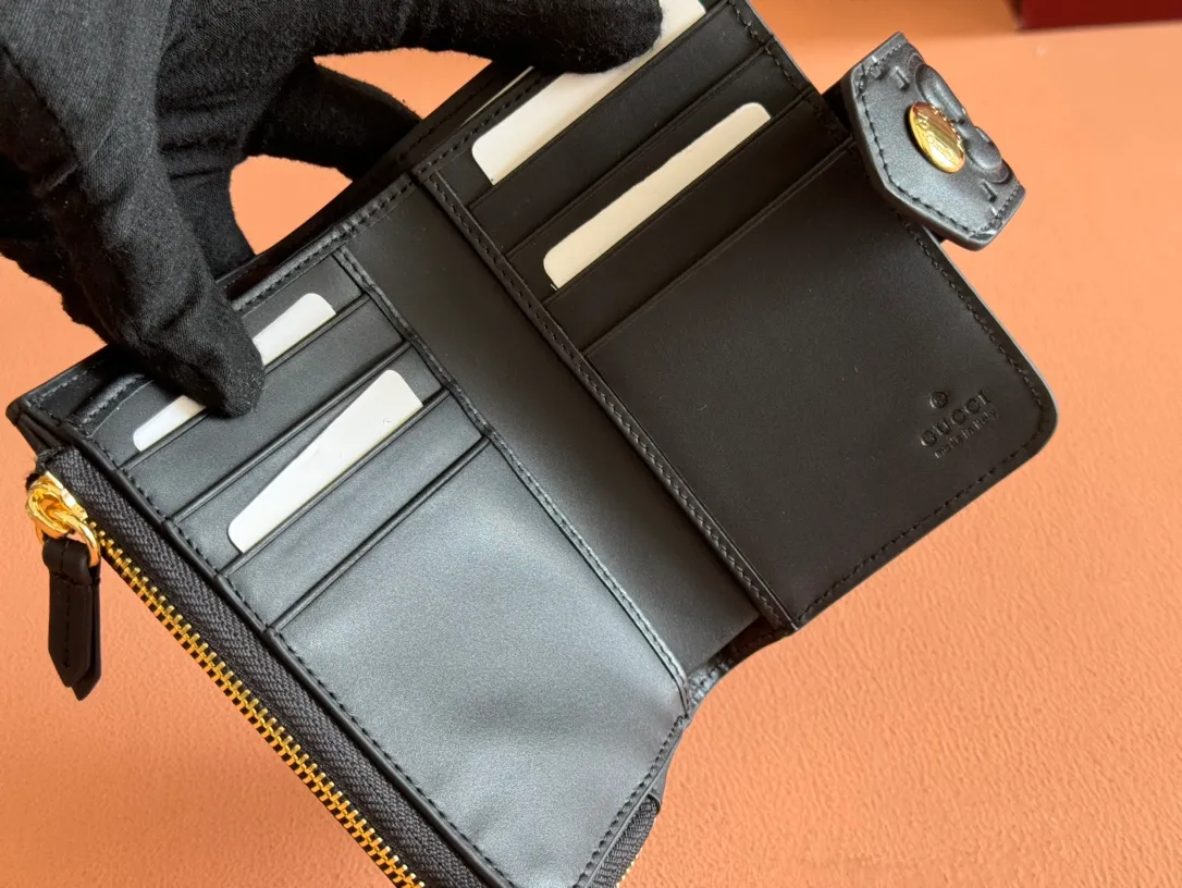 p520. 💋💋💋《With full set of original green box packaging》‼ ️【New Style】Gucci’s classic GG pattern with rich texture and gloss is used for this elegant black short card holder! Inject a different style. Black GG cowhide, antique gold-tone metal buttons. Model: 790131. Dimensions: 13(L) x 8.5(W) x 2(D) Color: Black/Full Leather. Made in Italy