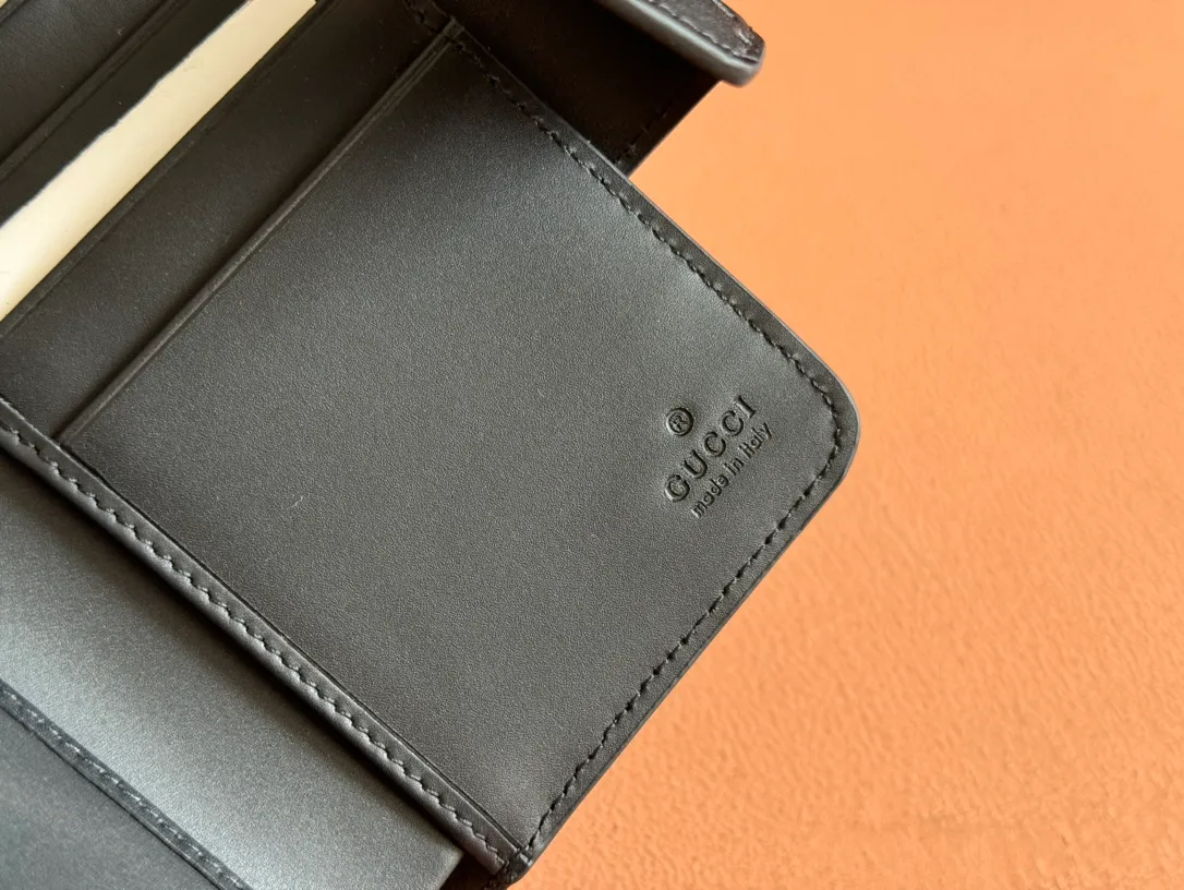 p520. 💋💋💋《With full set of original green box packaging》‼ ️【New Style】Gucci’s classic GG pattern with rich texture and gloss is used for this elegant black short card holder! Inject a different style. Black GG cowhide, antique gold-tone metal buttons. Model: 790131. Dimensions: 13(L) x 8.5(W) x 2(D) Color: Black/Full Leather. Made in Italy