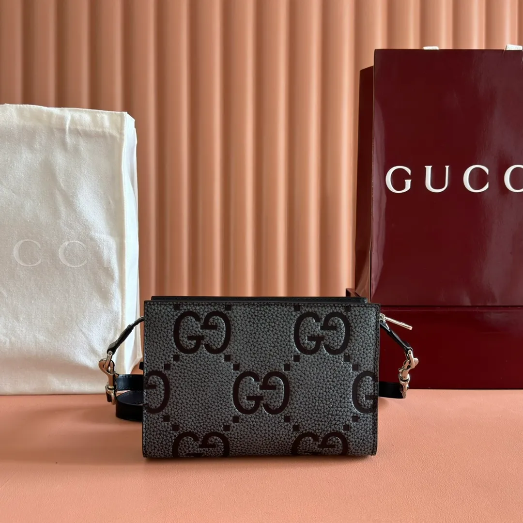 p920🔥🔥【Special counter packaging】Super Double G mini handbag, all black Super Double G elements make a dazzling return in the 2024 early autumn series, presenting various small leather goods. As a new interpretation of the initials of Mr. Guccio Gucci, the Double G pattern is presented in an oversized and eye-catching way, creating an enduring charm of the brand logo. On this mini bag, classic leather brings a unique touch to the entire design, complementing the two card compartments. Black Super Double G leather, cotton and linen blend lining, Interior: two card compartments and a zipped pocket, removable shoulder strap (55cm high) with zip closure. Model: 795240. Dimensions: 15 (length) x 22 (width) x 4.5 cm (thickness) Color: black/embossed G original leather. Weight: Approx. 0.474 kg Made in Italy