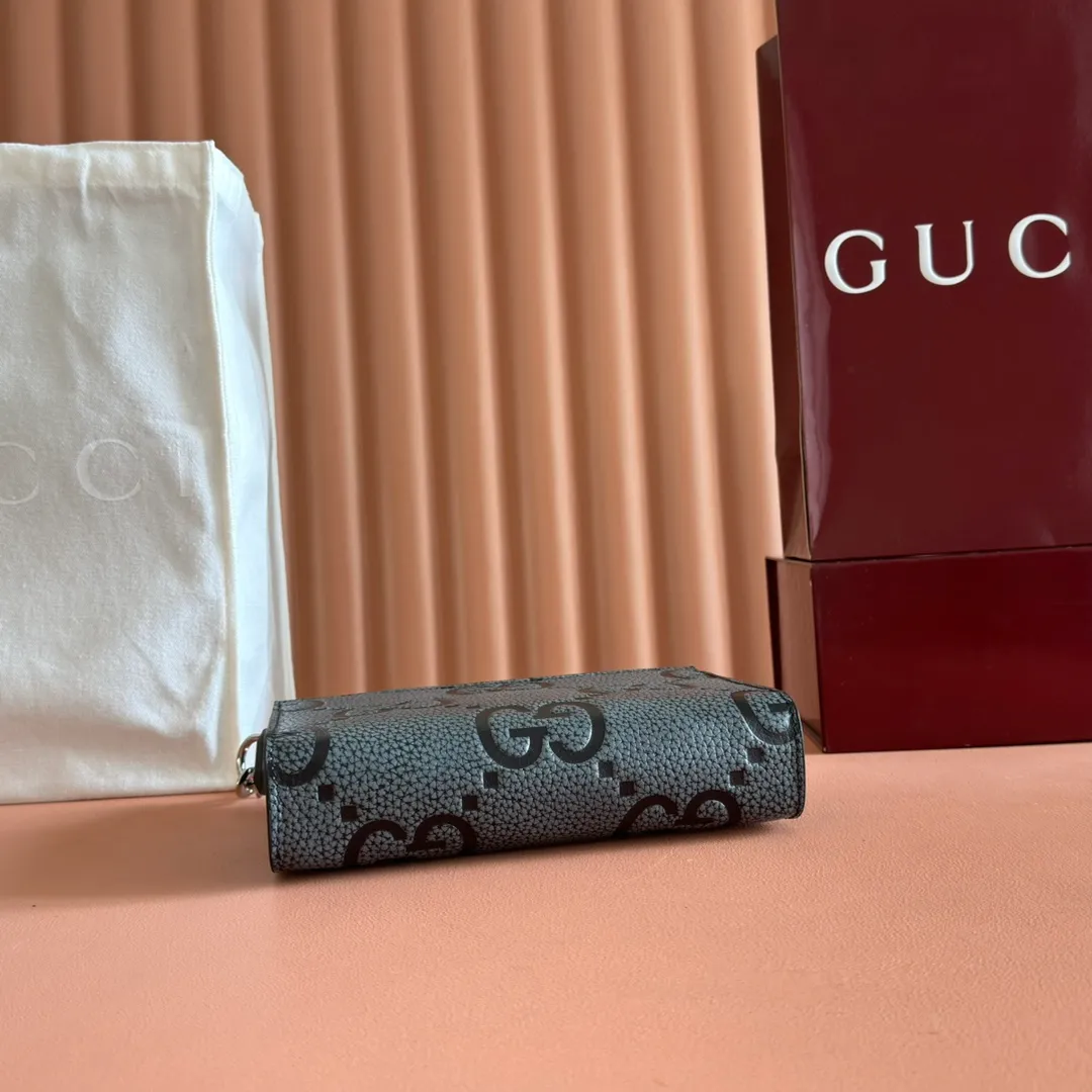 p920🔥🔥【Special counter packaging】Super Double G mini handbag, all black Super Double G elements make a dazzling return in the 2024 early autumn series, presenting various small leather goods. As a new interpretation of the initials of Mr. Guccio Gucci, the Double G pattern is presented in an oversized and eye-catching way, creating an enduring charm of the brand logo. On this mini bag, classic leather brings a unique touch to the entire design, complementing the two card compartments. Black Super Double G leather, cotton and linen blend lining, Interior: two card compartments and a zipped pocket, removable shoulder strap (55cm high) with zip closure. Model: 795240. Dimensions: 15 (length) x 22 (width) x 4.5 cm (thickness) Color: black/embossed G original leather. Weight: Approx. 0.474 kg Made in Italy