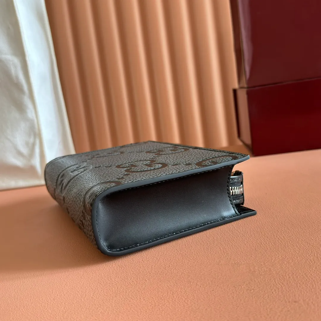 p920🔥🔥【Special counter packaging】Super Double G mini handbag, all black Super Double G elements make a dazzling return in the 2024 early autumn series, presenting various small leather goods. As a new interpretation of the initials of Mr. Guccio Gucci, the Double G pattern is presented in an oversized and eye-catching way, creating an enduring charm of the brand logo. On this mini bag, classic leather brings a unique touch to the entire design, complementing the two card compartments. Black Super Double G leather, cotton and linen blend lining, Interior: two card compartments and a zipped pocket, removable shoulder strap (55cm high) with zip closure. Model: 795240. Dimensions: 15 (length) x 22 (width) x 4.5 cm (thickness) Color: black/embossed G original leather. Weight: Approx. 0.474 kg Made in Italy