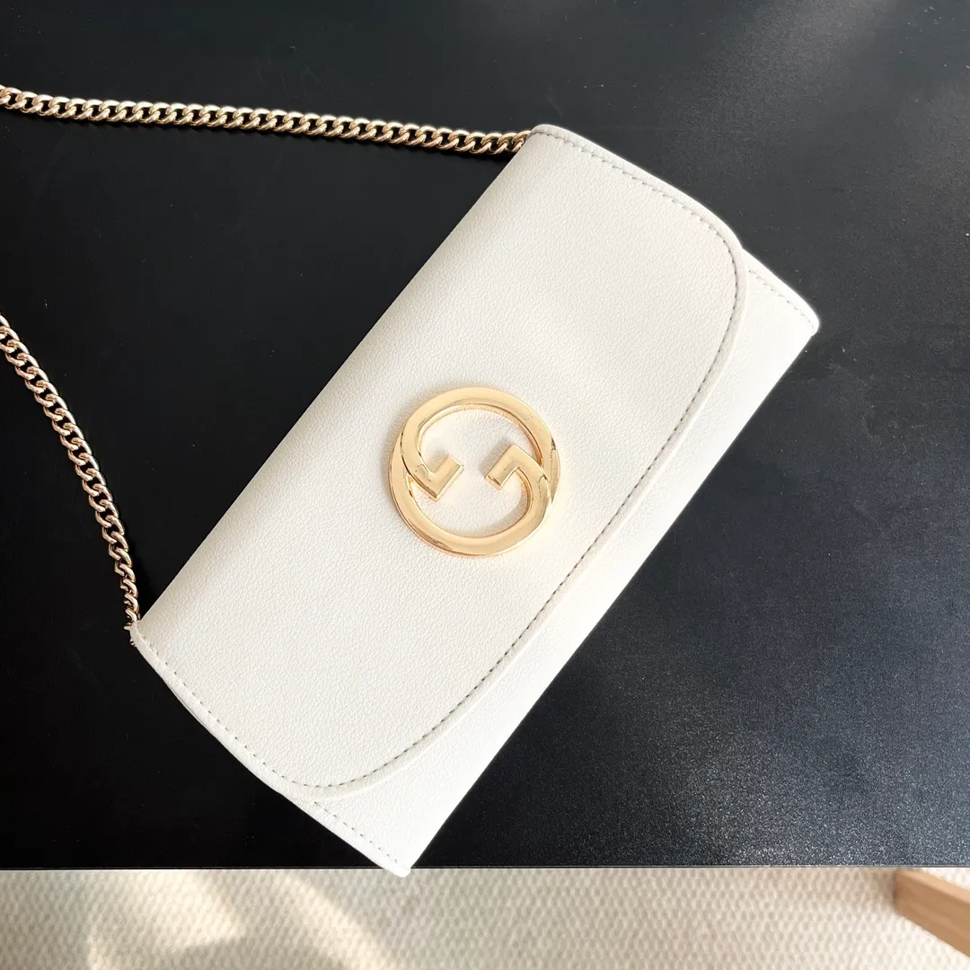 Actual shot #💰290 Model: 725215 Comes with box Size: 21x10.5cm I fell in love with Gucci Blondie at first sight. Second-hand bags have always been my favorite. They are super popular now, mainly because they are so beautiful! It can be worn as an armpit bag or as a cross-body carry. Depending on your mood, I find it very retro, fashionable and fascinating to carry it either way! Many colors to choose from, running quantity models