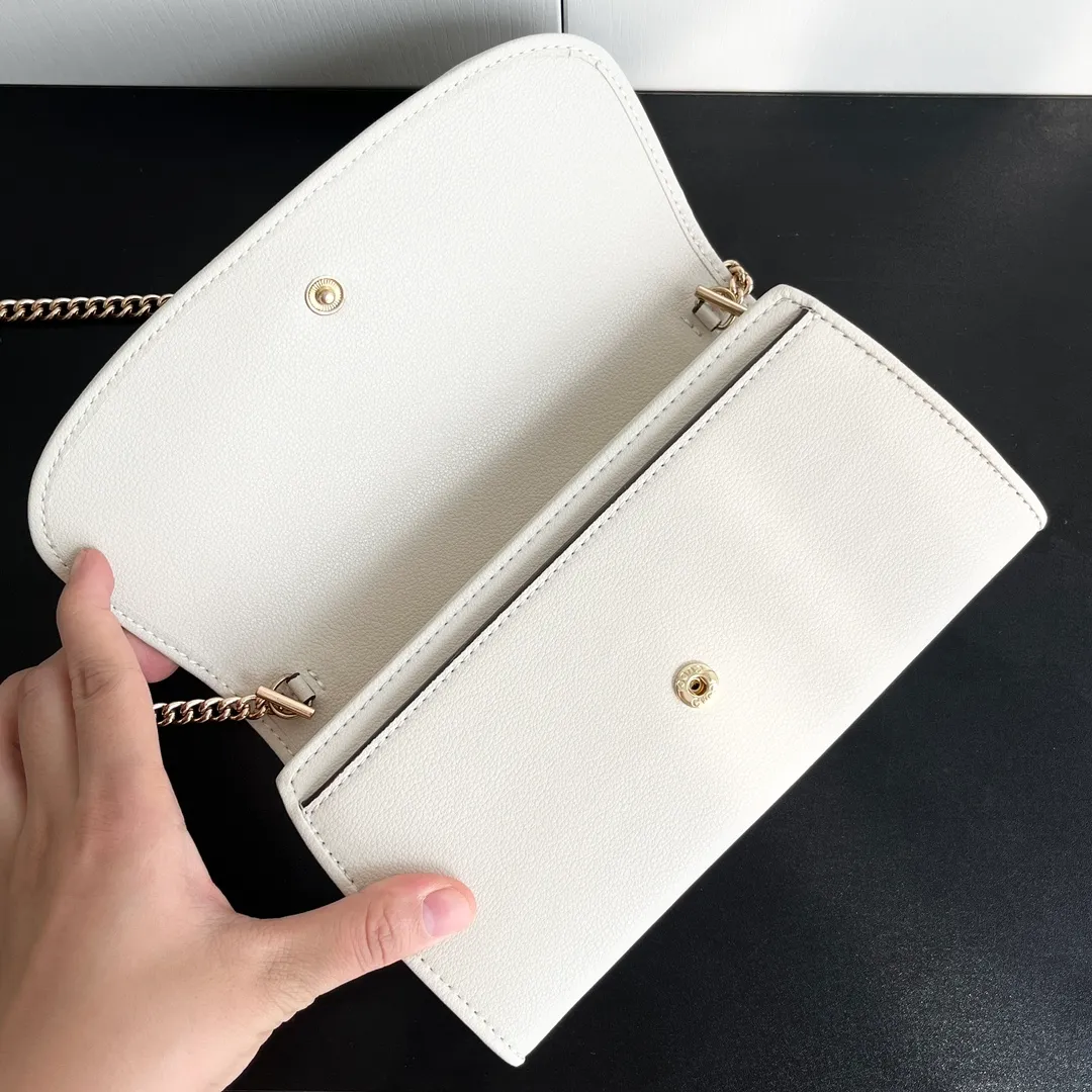 Actual shot #💰290 Model: 725215 Comes with box Size: 21x10.5cm I fell in love with Gucci Blondie at first sight. Second-hand bags have always been my favorite. They are super popular now, mainly because they are so beautiful! It can be worn as an armpit bag or as a cross-body carry. Depending on your mood, I find it very retro, fashionable and fascinating to carry it either way! Many colors to choose from, running quantity models