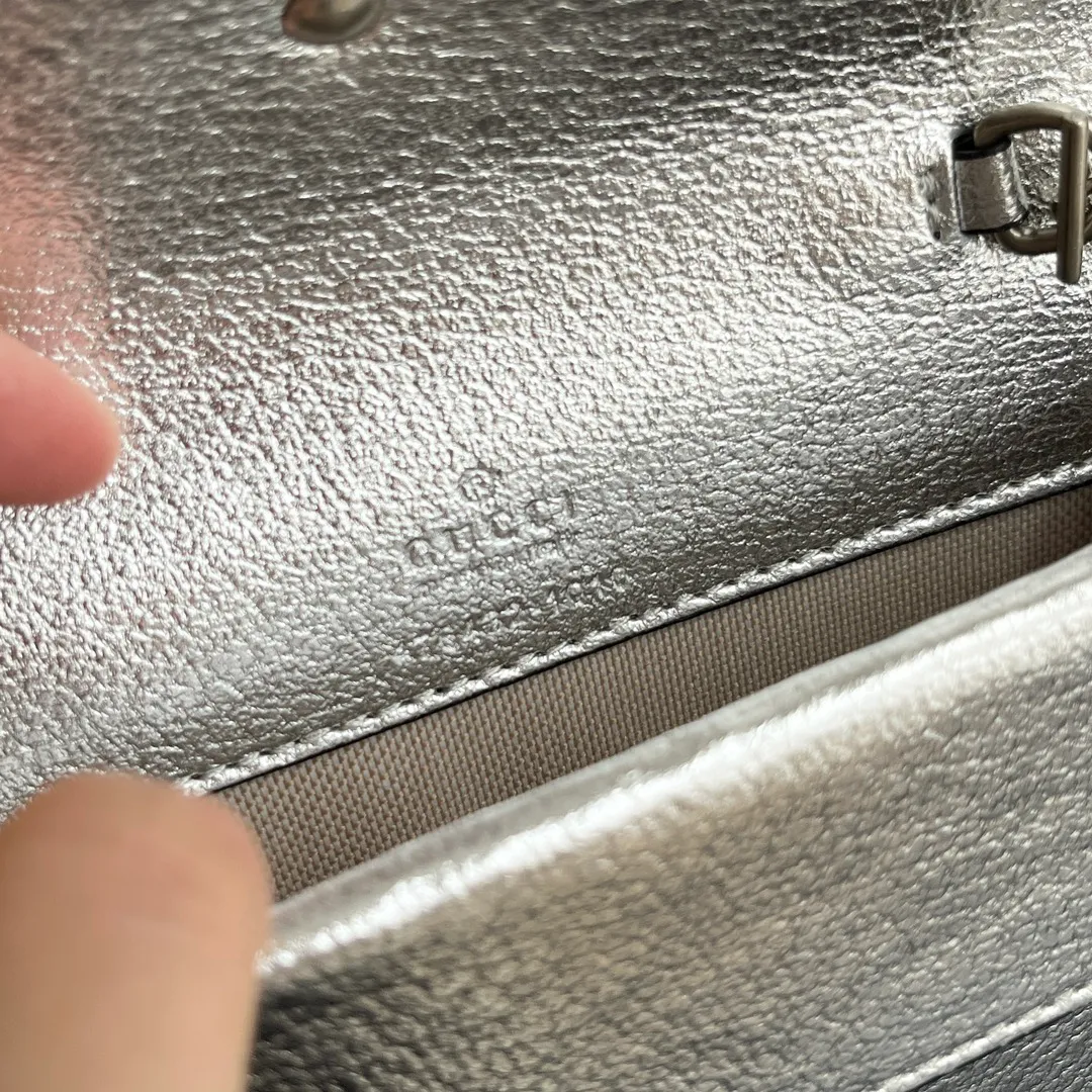 Actual shot #💰280 with box model: 476432 silver leather size: 16.5x10x4.5cm 𝙂𝙪𝙘𝙘𝙞 𝘿𝙞𝙤𝙣𝙮𝙨𝙪𝙨 𝙈𝙞𝙣𝙞 16.5 Xiaogujia’s entry-level small bag is recommended. It’s not worth mentioning. It’s a classic model that can be said to be the symbol of Xiaogujia. The classic mini Dionysian buckle is paired with calfskin. This bag has a very high appearance rate. It is simply a tool for daily wear and is very popular on the street❗️