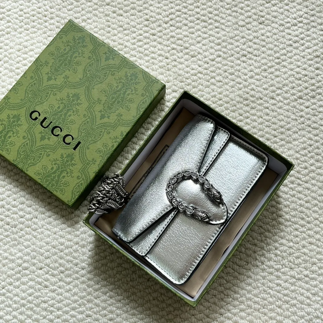 Actual shot #💰280 with box model: 476432 silver leather size: 16.5x10x4.5cm 𝙂𝙪𝙘𝙘𝙞 𝘿𝙞𝙤𝙣𝙮𝙨𝙪𝙨 𝙈𝙞𝙣𝙞 16.5 Xiaogujia’s entry-level small bag is recommended. It’s not worth mentioning. It’s a classic model that can be said to be the symbol of Xiaogujia. The classic mini Dionysian buckle is paired with calfskin. This bag has a very high appearance rate. It is simply a tool for daily wear and is very popular on the street❗️
