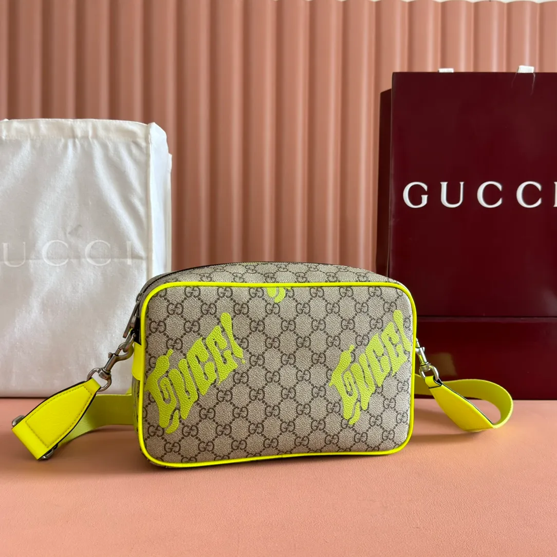 p960💋💋💋【With full counter packaging】In the 2025 early autumn series, Chinese artist Currynew reinterprets the brand logo, adding color to men's ready-to-wear, leather goods and accessories. This cross-body bag is crafted from coated fabric with the classic GG monogram pattern, cleverly integrated with Gucci prints and contrasting leather piping, making the entire design fuller. Beige and dark brown coated fabric with classic GG monogram pattern Bright pink leather trim Gucci print Currynew workmanship Cotton and linen blend lining Interior: 1 zip pocket Holds iPhone Plus, bi-fold wallet or card holder, and Airpods Removable canvas and leather shoulder strap (55cm high) Zip closure Ident No.: 839380. Dimensions: 27cm (width) x 18cm (height) x 7.5cm (depth) Weight: about 0.61kg Color: yellow silk screen/original leather.  Made in Italy
