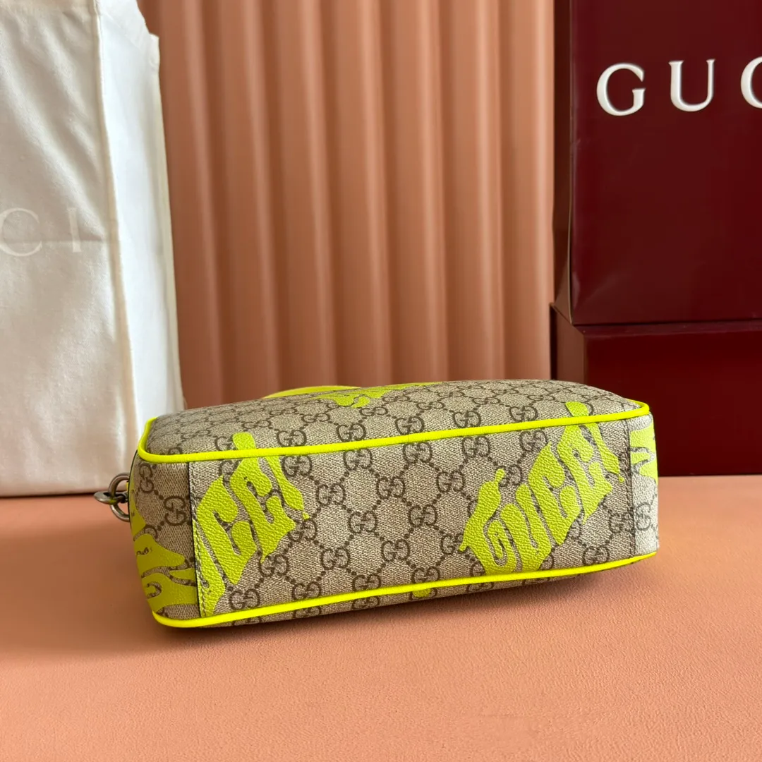 p960💋💋💋【With full counter packaging】In the 2025 early autumn series, Chinese artist Currynew reinterprets the brand logo, adding color to men's ready-to-wear, leather goods and accessories. This cross-body bag is crafted from coated fabric with the classic GG monogram pattern, cleverly integrated with Gucci prints and contrasting leather piping, making the entire design fuller. Beige and dark brown coated fabric with classic GG monogram pattern Bright pink leather trim Gucci print Currynew workmanship Cotton and linen blend lining Interior: 1 zip pocket Holds iPhone Plus, bi-fold wallet or card holder, and Airpods Removable canvas and leather shoulder strap (55cm high) Zip closure Ident No.: 839380. Dimensions: 27cm (width) x 18cm (height) x 7.5cm (depth) Weight: about 0.61kg Color: yellow silk screen/original leather.  Made in Italy