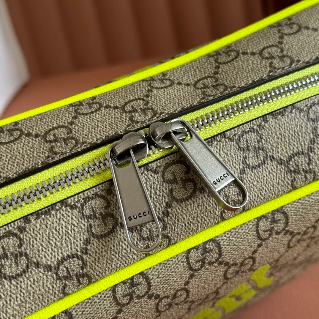 p960💋💋💋【With full counter packaging】In the 2025 early autumn series, Chinese artist Currynew reinterprets the brand logo, adding color to men's ready-to-wear, leather goods and accessories. This cross-body bag is crafted from coated fabric with the classic GG monogram pattern, cleverly integrated with Gucci prints and contrasting leather piping, making the entire design fuller. Beige and dark brown coated fabric with classic GG monogram pattern Bright pink leather trim Gucci print Currynew workmanship Cotton and linen blend lining Interior: 1 zip pocket Holds iPhone Plus, bi-fold wallet or card holder, and Airpods Removable canvas and leather shoulder strap (55cm high) Zip closure Ident No.: 839380. Dimensions: 27cm (width) x 18cm (height) x 7.5cm (depth) Weight: about 0.61kg Color: yellow silk screen/original leather.  Made in Italy