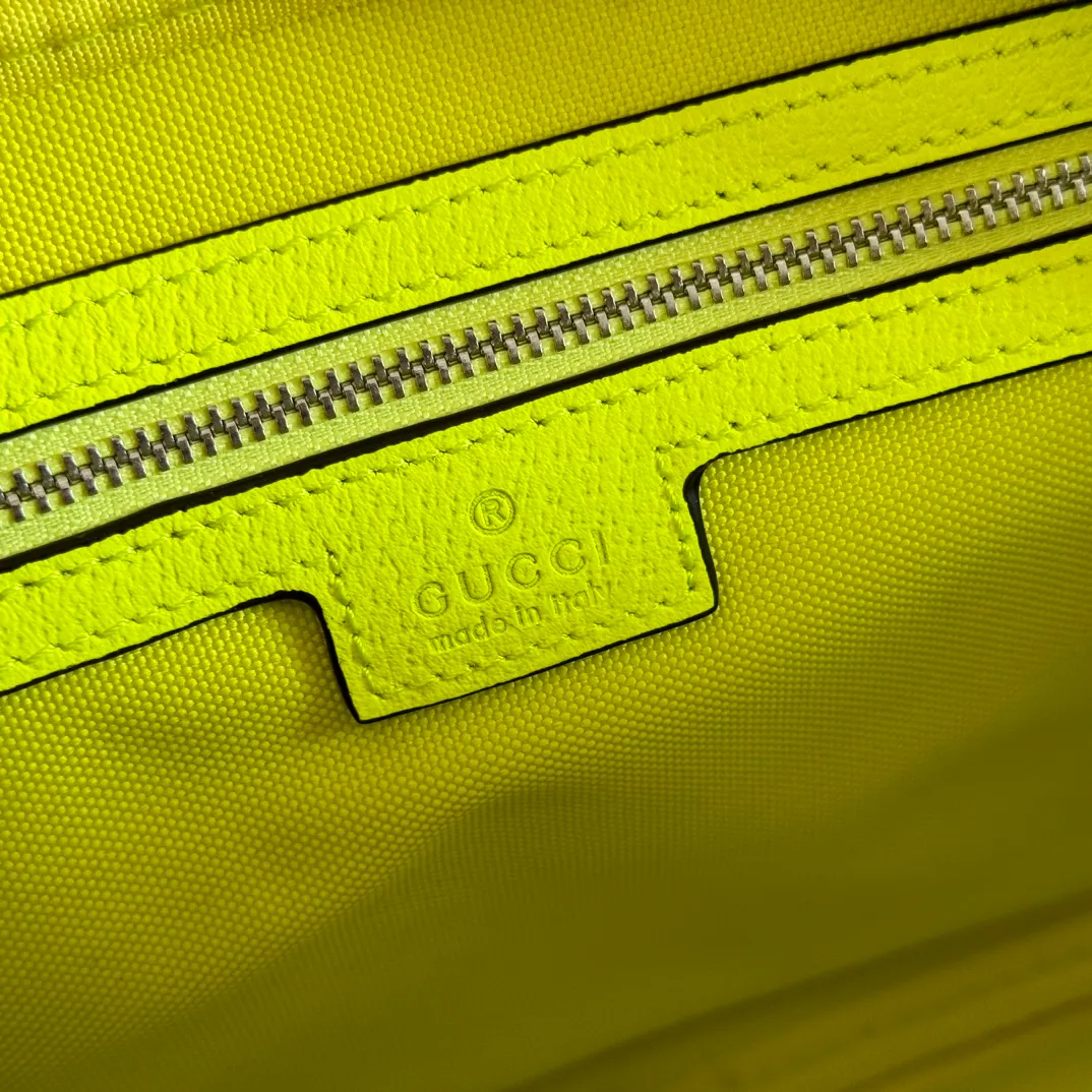 p960💋💋💋【With full counter packaging】In the 2025 early autumn series, Chinese artist Currynew reinterprets the brand logo, adding color to men's ready-to-wear, leather goods and accessories. This cross-body bag is crafted from coated fabric with the classic GG monogram pattern, cleverly integrated with Gucci prints and contrasting leather piping, making the entire design fuller. Beige and dark brown coated fabric with classic GG monogram pattern Bright pink leather trim Gucci print Currynew workmanship Cotton and linen blend lining Interior: 1 zip pocket Holds iPhone Plus, bi-fold wallet or card holder, and Airpods Removable canvas and leather shoulder strap (55cm high) Zip closure Ident No.: 839380. Dimensions: 27cm (width) x 18cm (height) x 7.5cm (depth) Weight: about 0.61kg Color: yellow silk screen/original leather.  Made in Italy