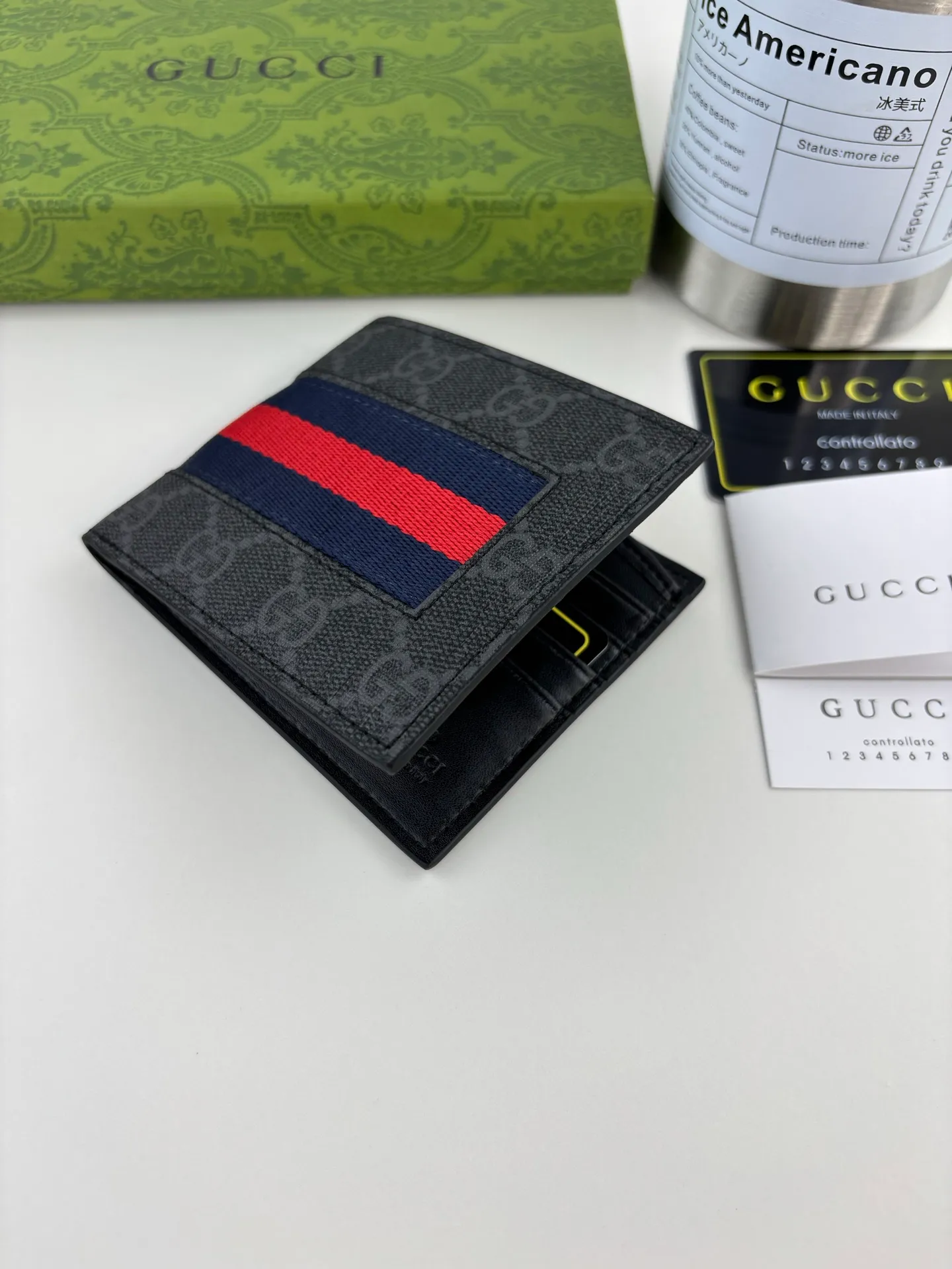 💰120 GUCCl The two most recognizable logos - GG pattern and webbing are carefully matched. Made of original materials with Gucci striped web detail. Style No.: 408827 Size: 11cm x 9cm x 1.5cm Color: Black