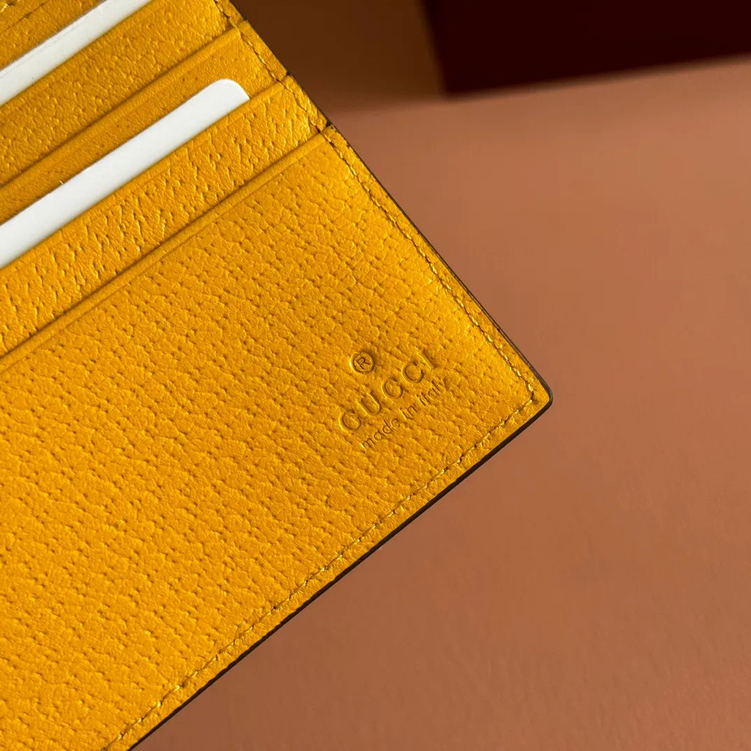 p300. 💋💋💋 [Original leather accessories🌈 Equipped with full set of packaging at the counter]🔥🔥 Top-quality products from G family ✨Synchronized with the counter, original order quality! Bi-fold wallet, central decorative print 🐅 is one of Alessandro Michele's signature details. This bi-fold wallet is made of imported first-layer cowhide and GG high-grade artificial leather. The oil edges are made of thin water-oil, and the workmanship is fine. Model: 473954, size: 11*9*1.5.