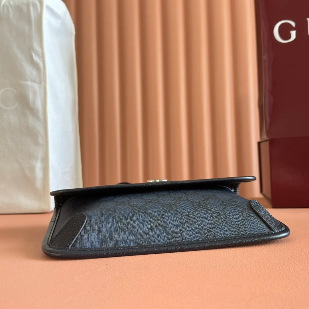 p640. 📣📣📣【Original leather accessories🌈 Equipped with full counter packaging】🔥🔥 Ophidia series GG small waist bag. The Ophidia series combines the traditional essence of Gucci with modern design to present dazzling new works with ingenuity. This men's belt bag cleverly combines Double G hardware and GG Supreme canvas, a new interpretation of the classic material in gray and black. The waist strap is adjustable to create a variety of carrying options. Gray and black GG Supreme canvas, gray leather trim, palladium tone hardware, cotton and linen lining Double G, belt length adjustable from 52 to 81 cm, flap with magnetic snap closure, weight: approx. 0.37 kg. Model: 752597. Dimensions: 23.9(width) x 17(h) x 3.6cm(d) Color: blue/pvc. Made in Italy